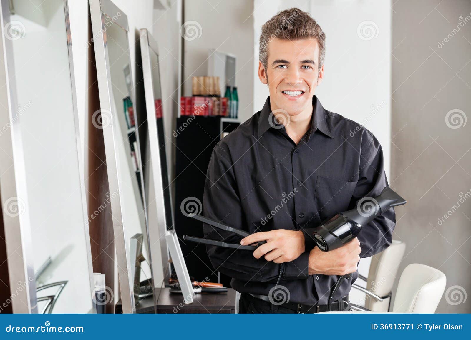 Мужской парикмахер с феном для волос и раскручивателем Стоковое ...