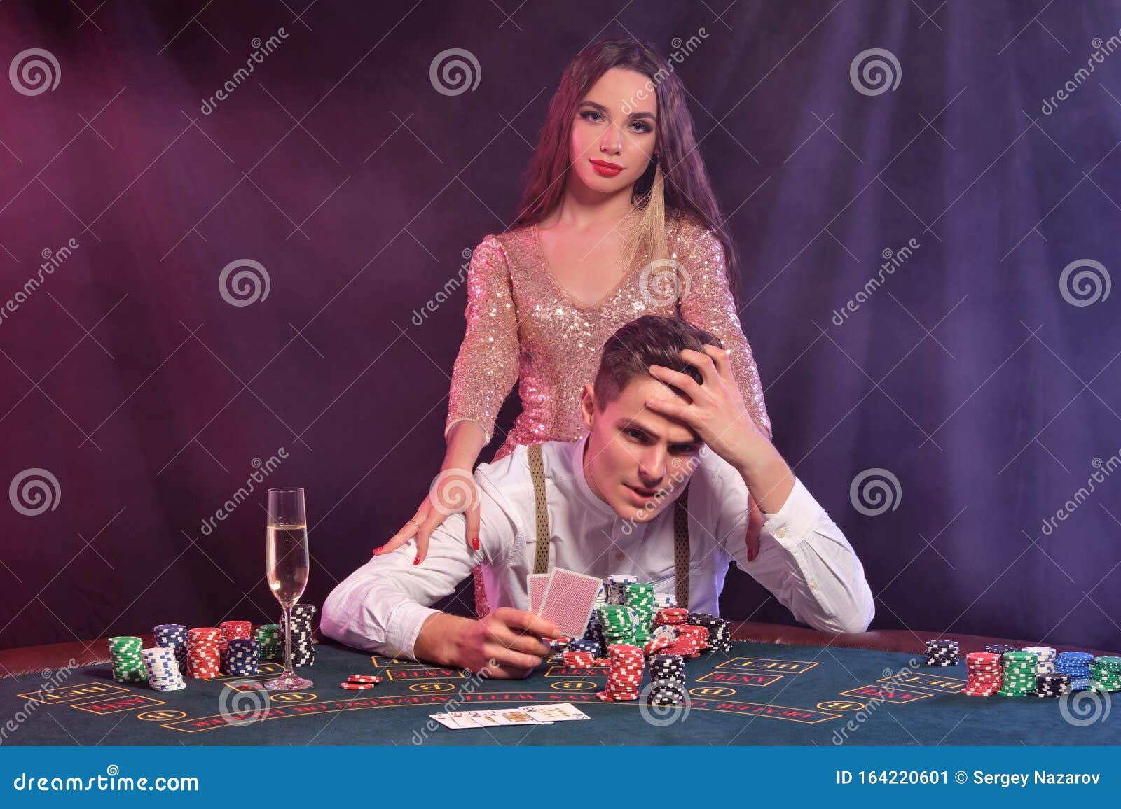 Игры девушка играет в карты cash out on betfair