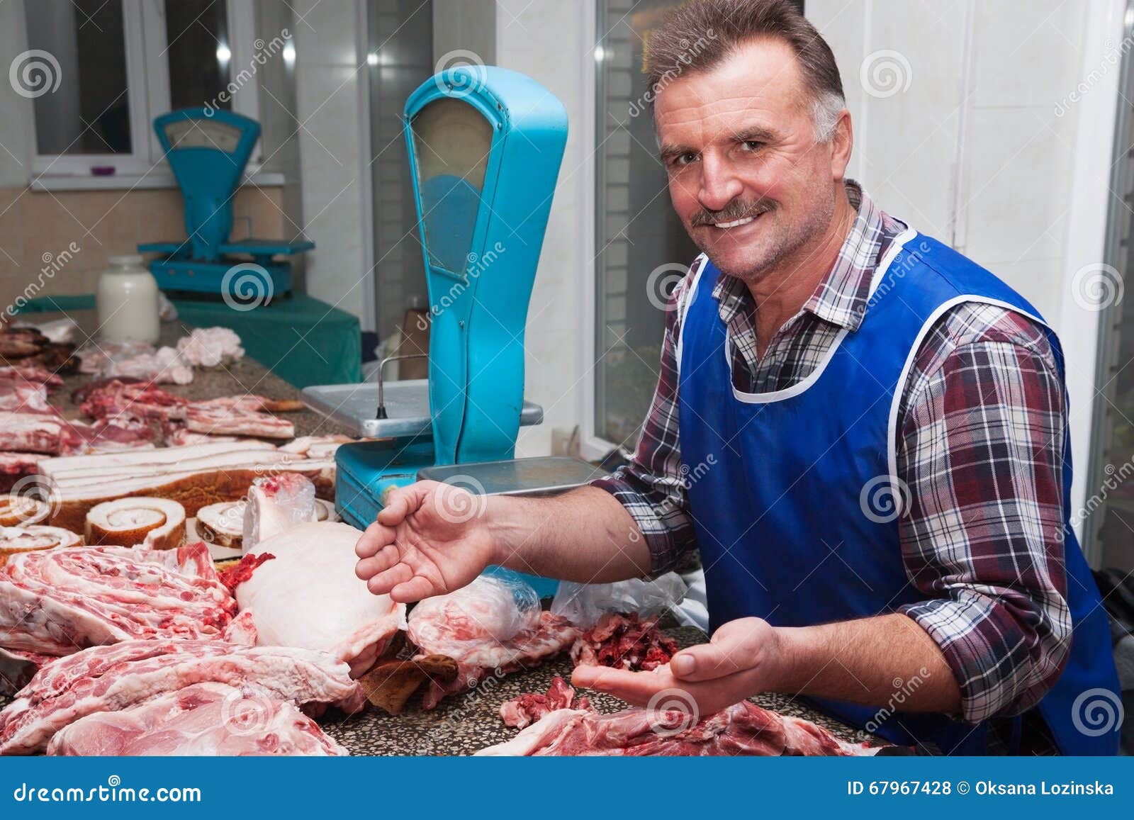Продавец мяса на рынке картинки