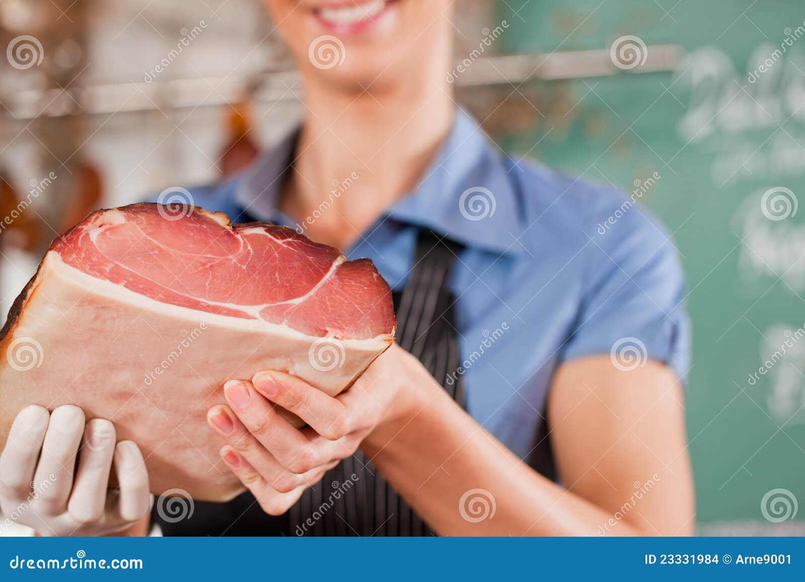 Девушка продавщица мяса