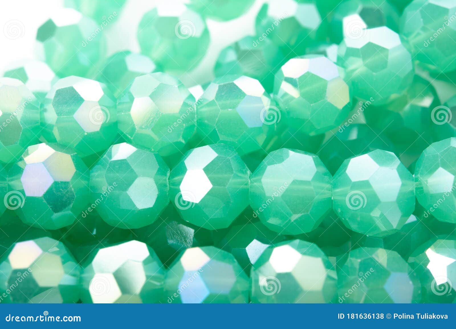 Мячи красивой салатовой стеклянной искры хрустальные Isoalted на белом ...