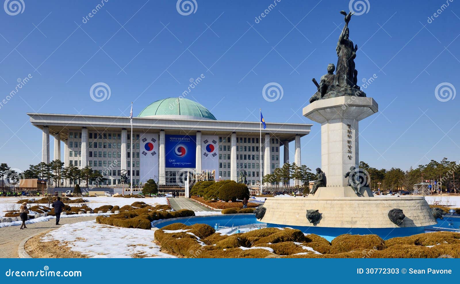 Национальное собрание Южной Кореи. Национальное собрание строя 16-ое февраля 2013 в Сеуле, KR. Завершенный в 1975, он служит как национальное собрание Республики Корея.