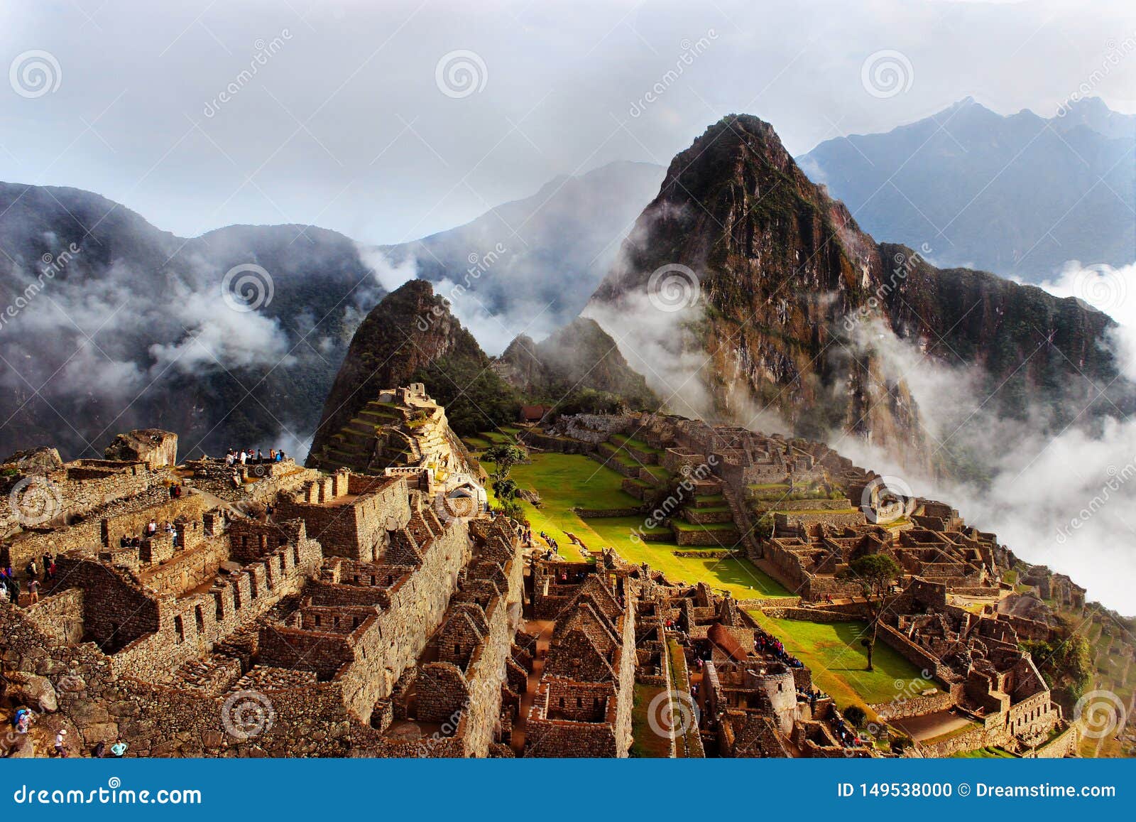 Неимоверное отключение к Machu Picchu. Город потерянного inca, в Перу Замерзая утро, но красивый и красочный восход солнца