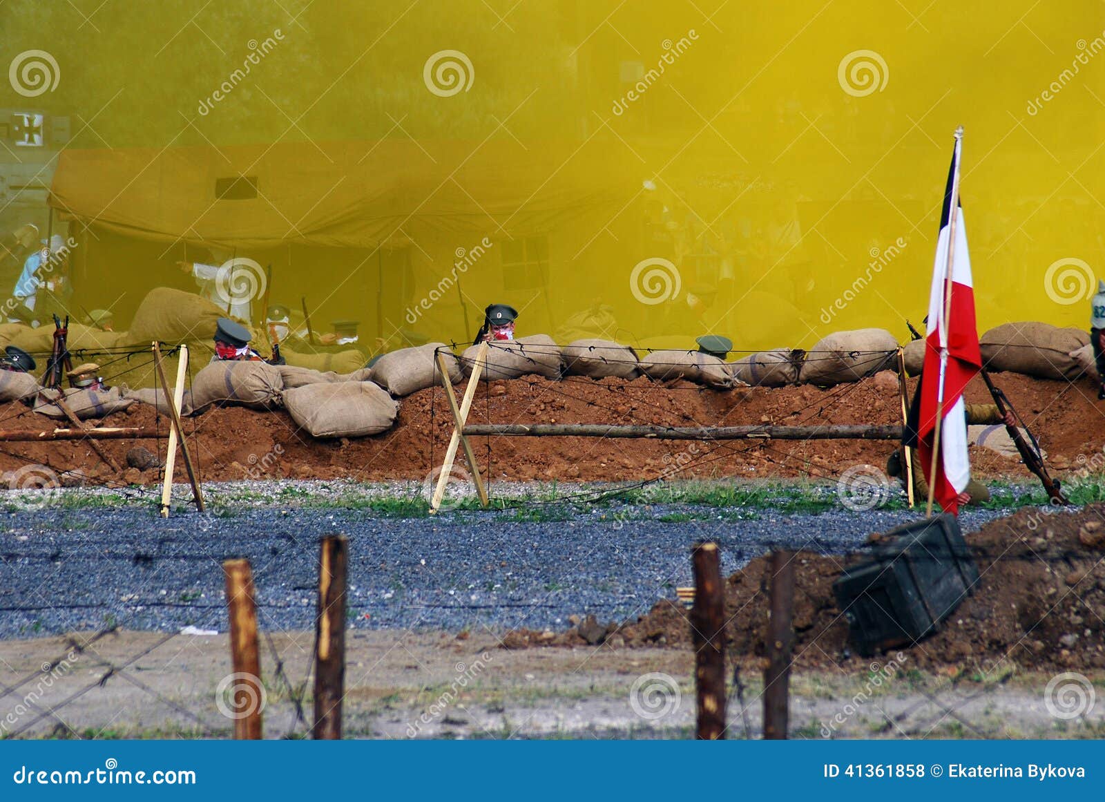 Немецкий флаг развевает на поле битвы Желтая предпосылка перегара ...