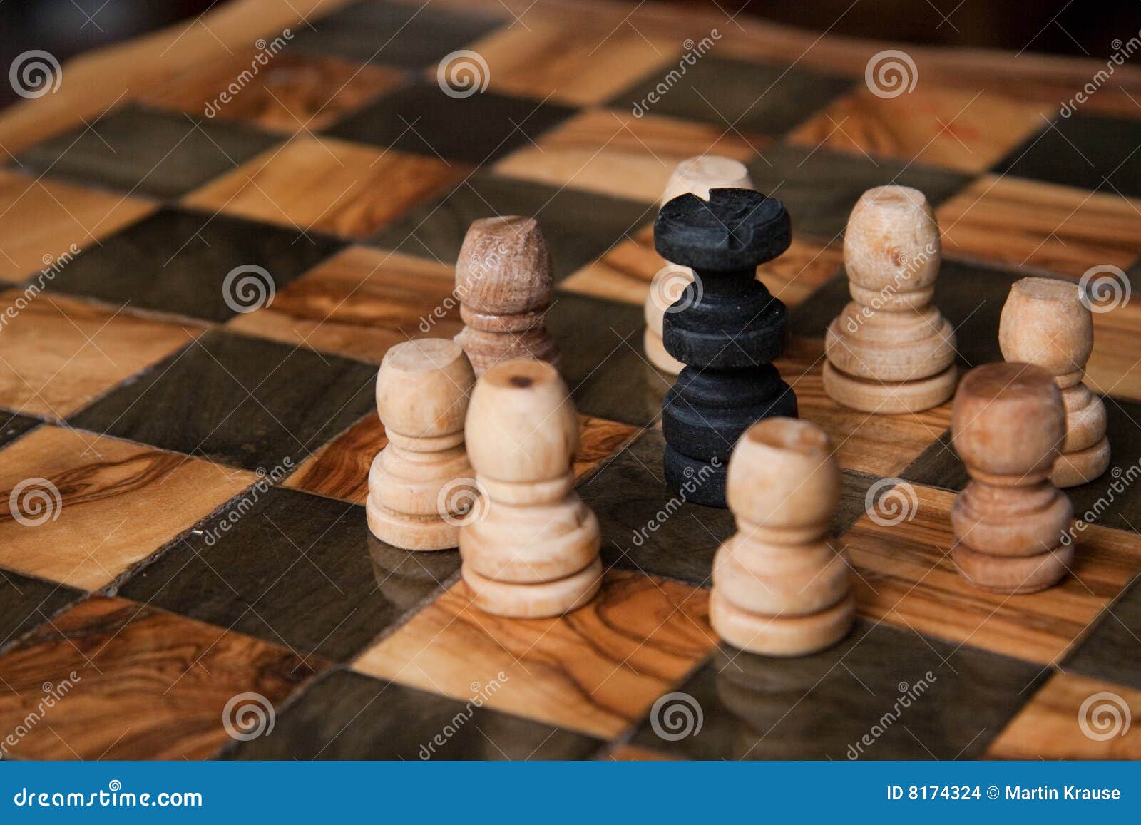 нет шанса. черный король игры шахмат pawns окружённый некоторая белизна