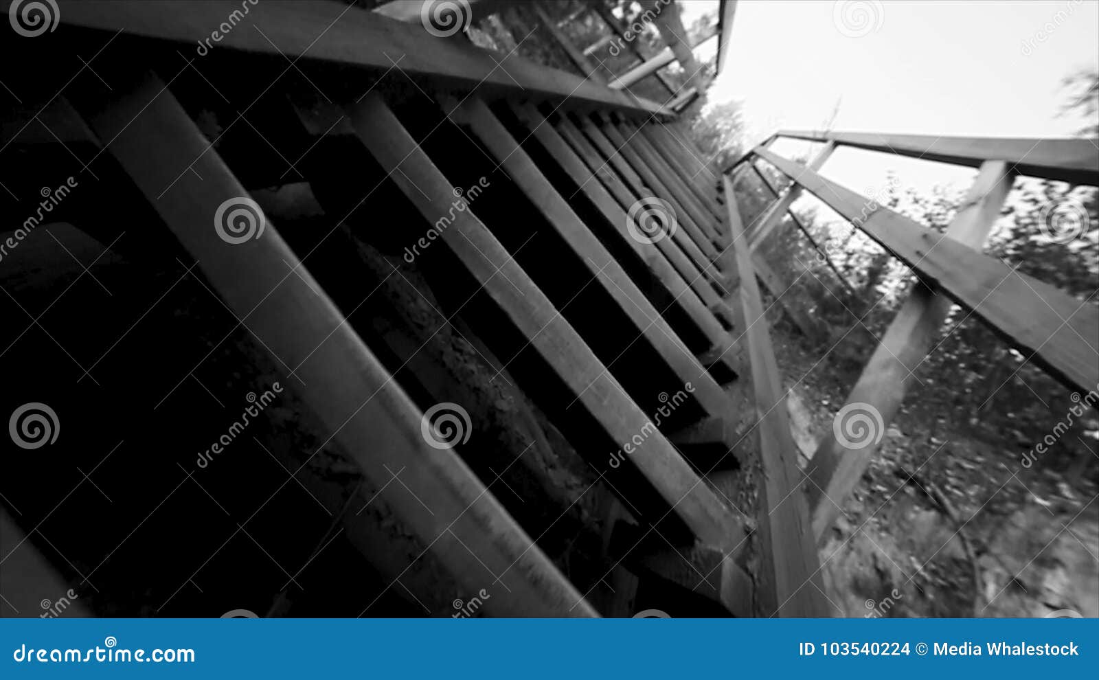 Нижний взгляд старой предпосылки неба лестниц черно-белой Тайский деревянный стиль лестницы дома Старый деревянный мост на реке HD