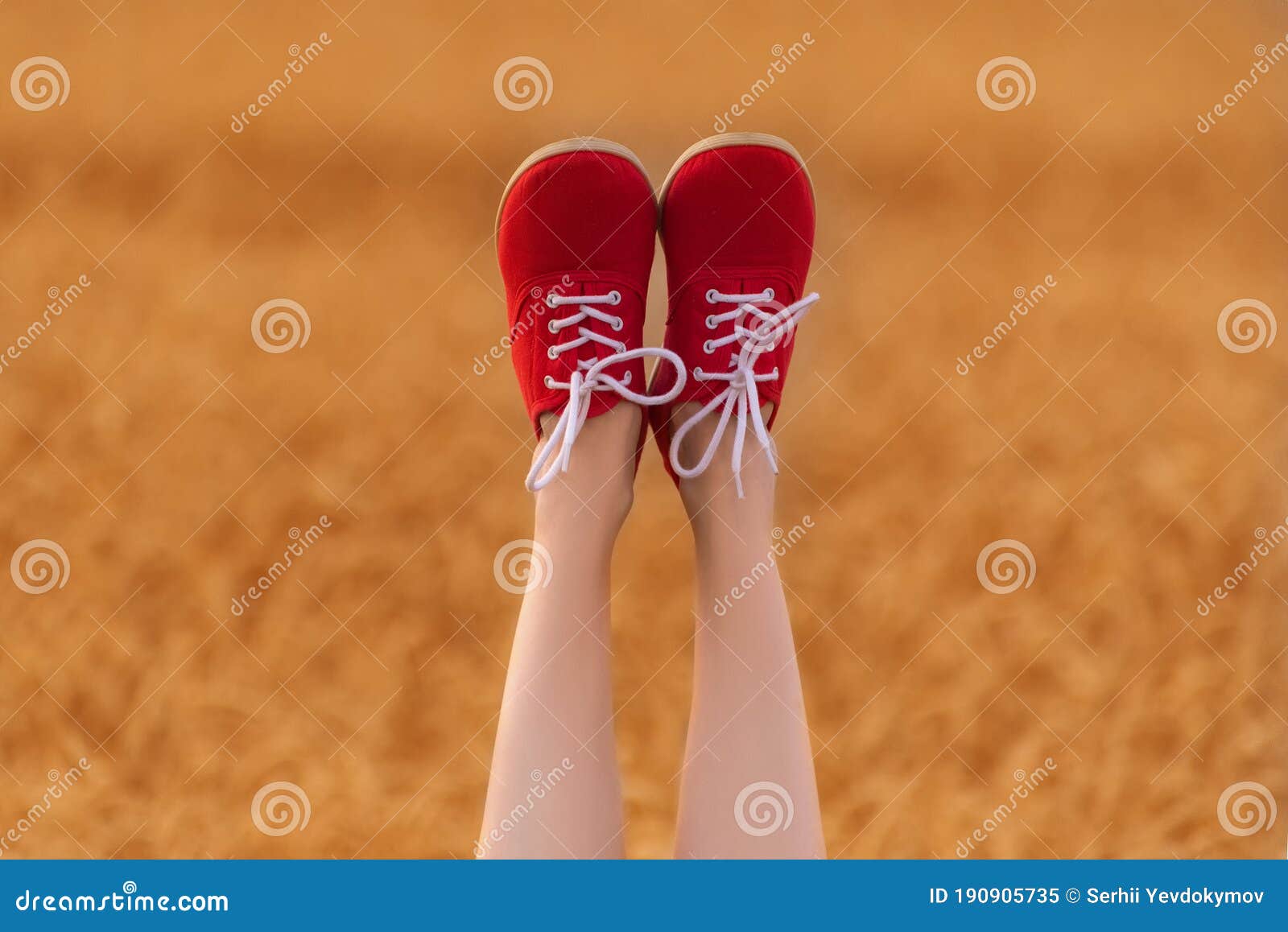Женские ножки в туфлях на шпильке, унизанной осенними листочками