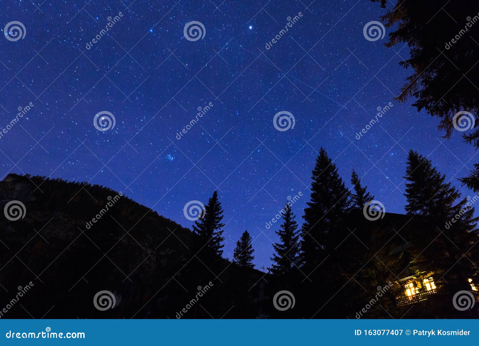 Ночное небо со звездами в горах Доломит, Италия Стоковое Изображение ...