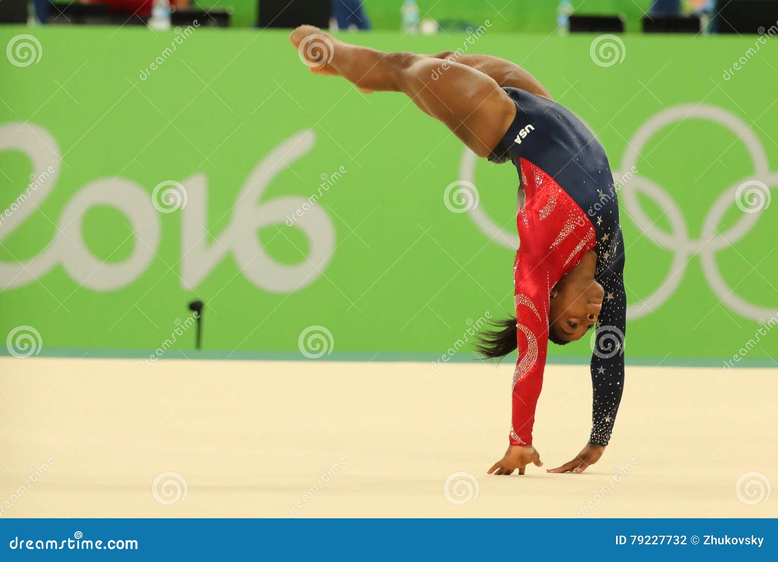 Олимпийские желчи Simone чемпиона США состязаются на вольных