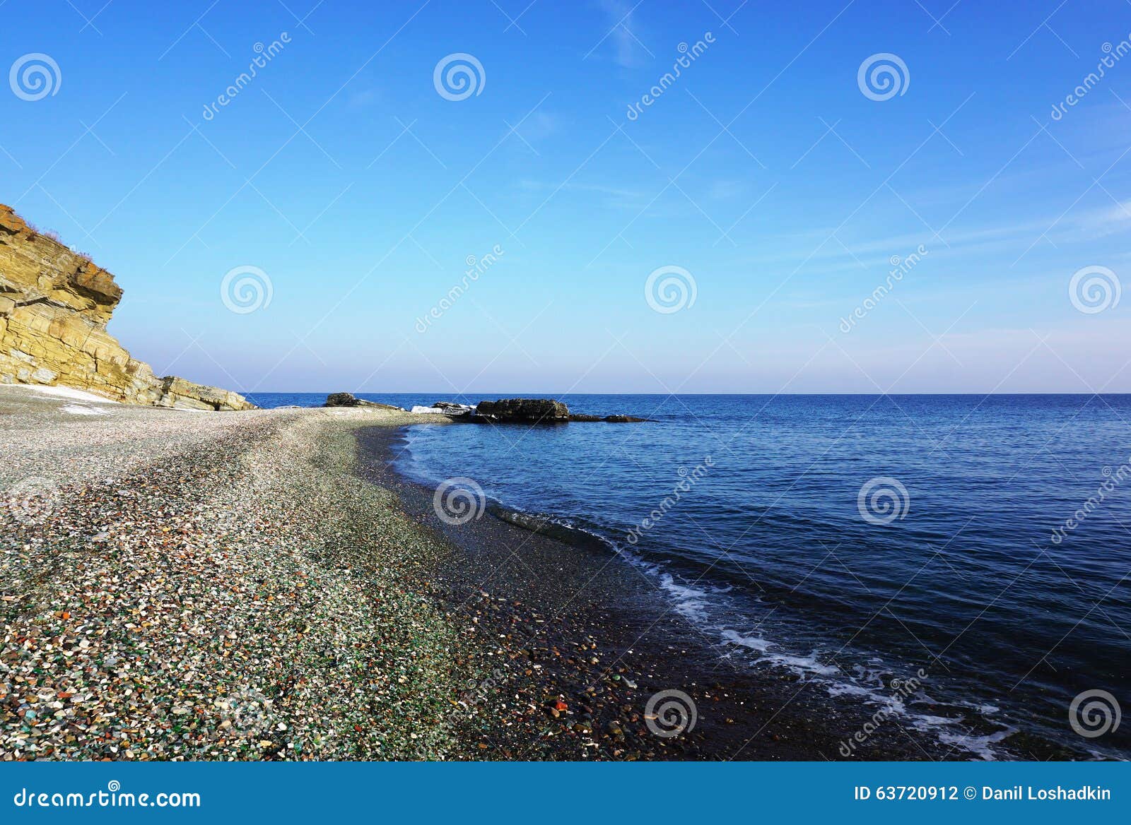 Облицуйте свободный полет. Большой камень на seashore