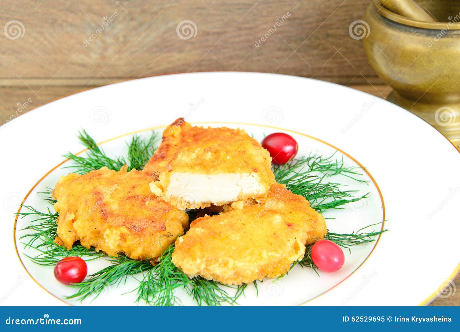 Обвалянное в сухарях филе цыпленка с травами и клюквами Стоковое ...