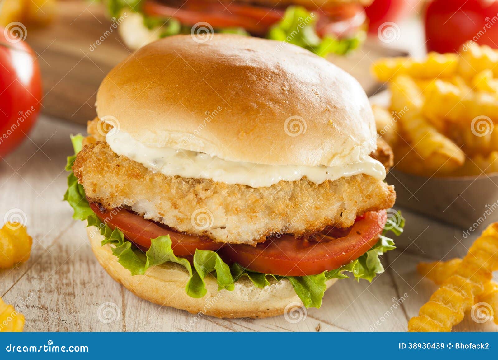 Обвалянный в сухарях сандвич рыб с соусом тартара Стоковое Изображение ...