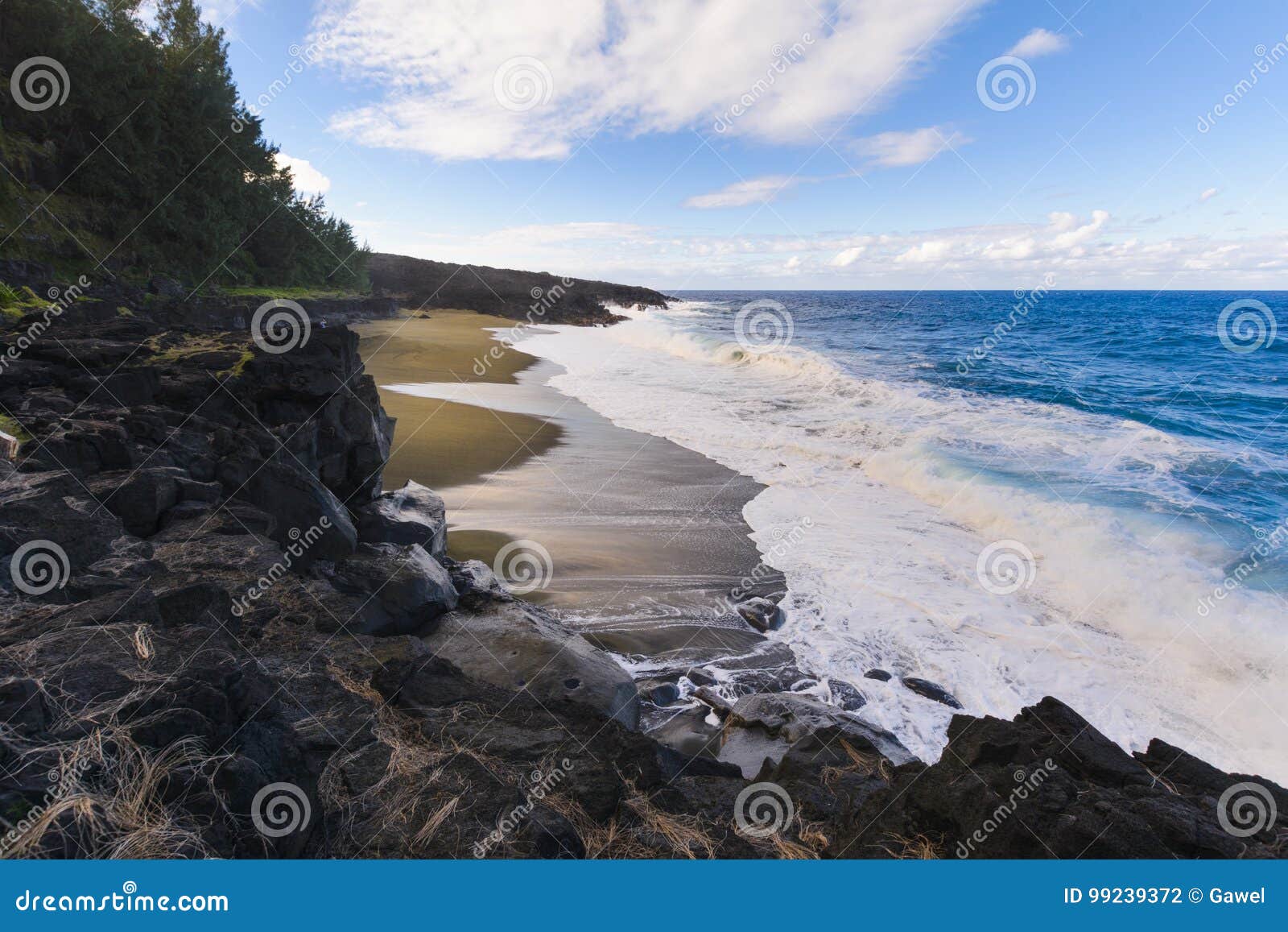 Одичалый пляж с вулканическими породами на Острове Реюньон