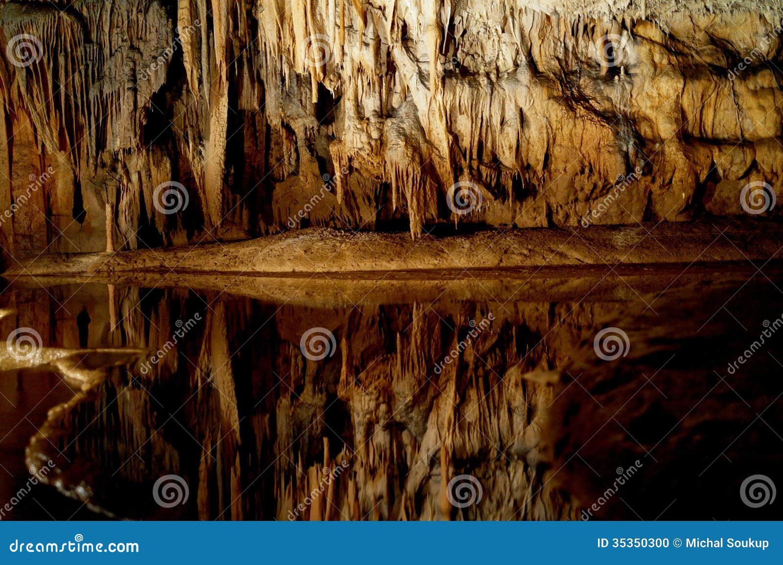 Озеро пещера. Подземное озеро в пещере сталактита