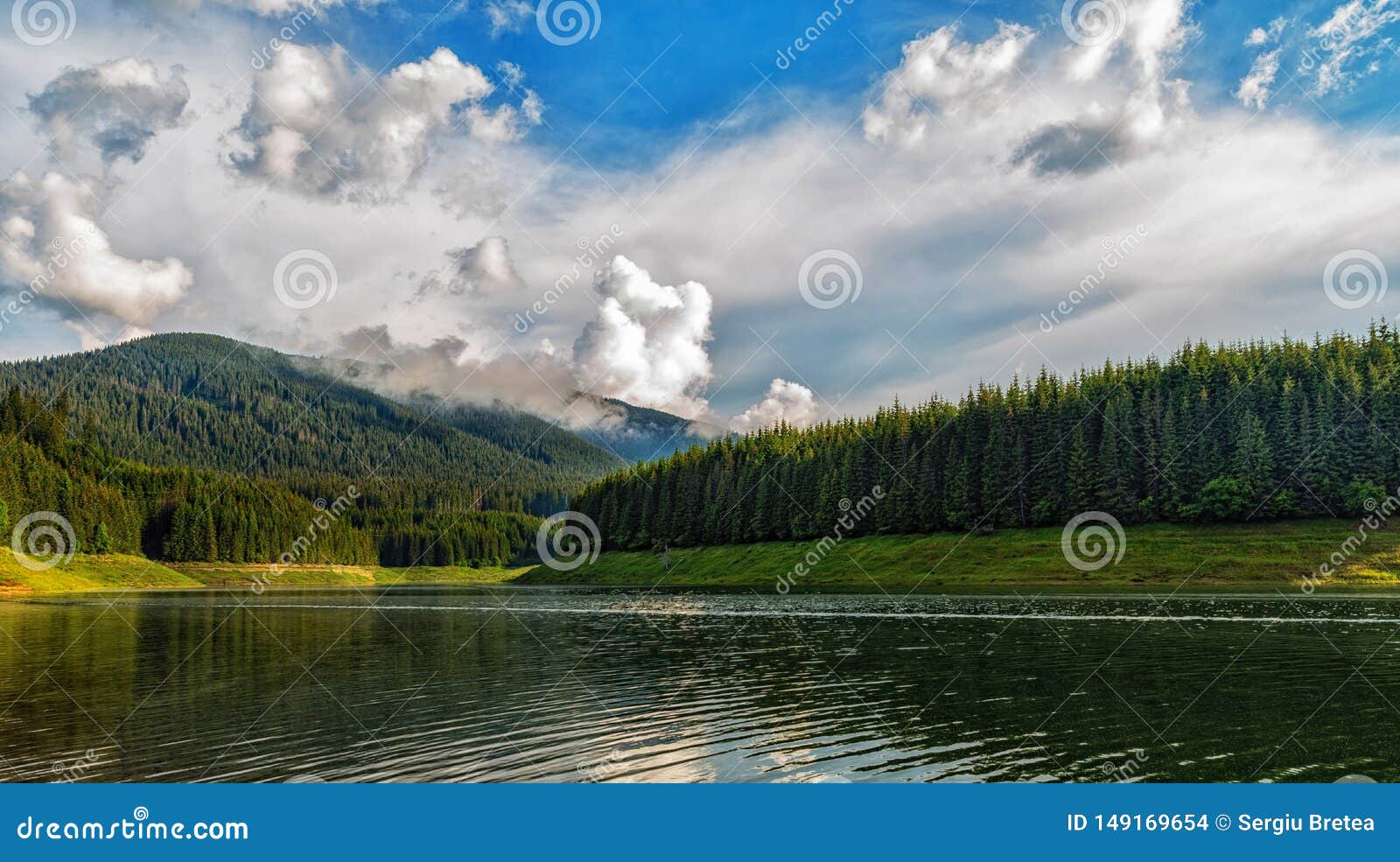 Озеро после проливного дождя, весеннее время гор Стоковое Фото ...