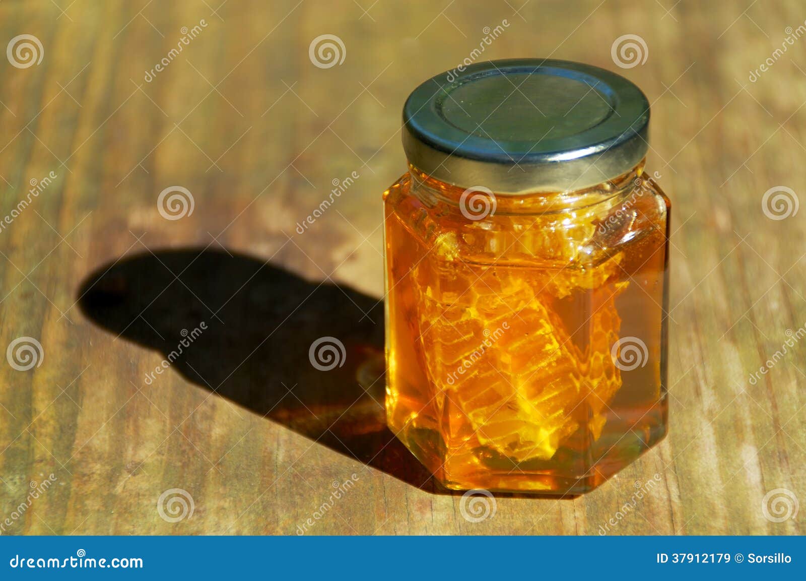 Мед в банках с сотами