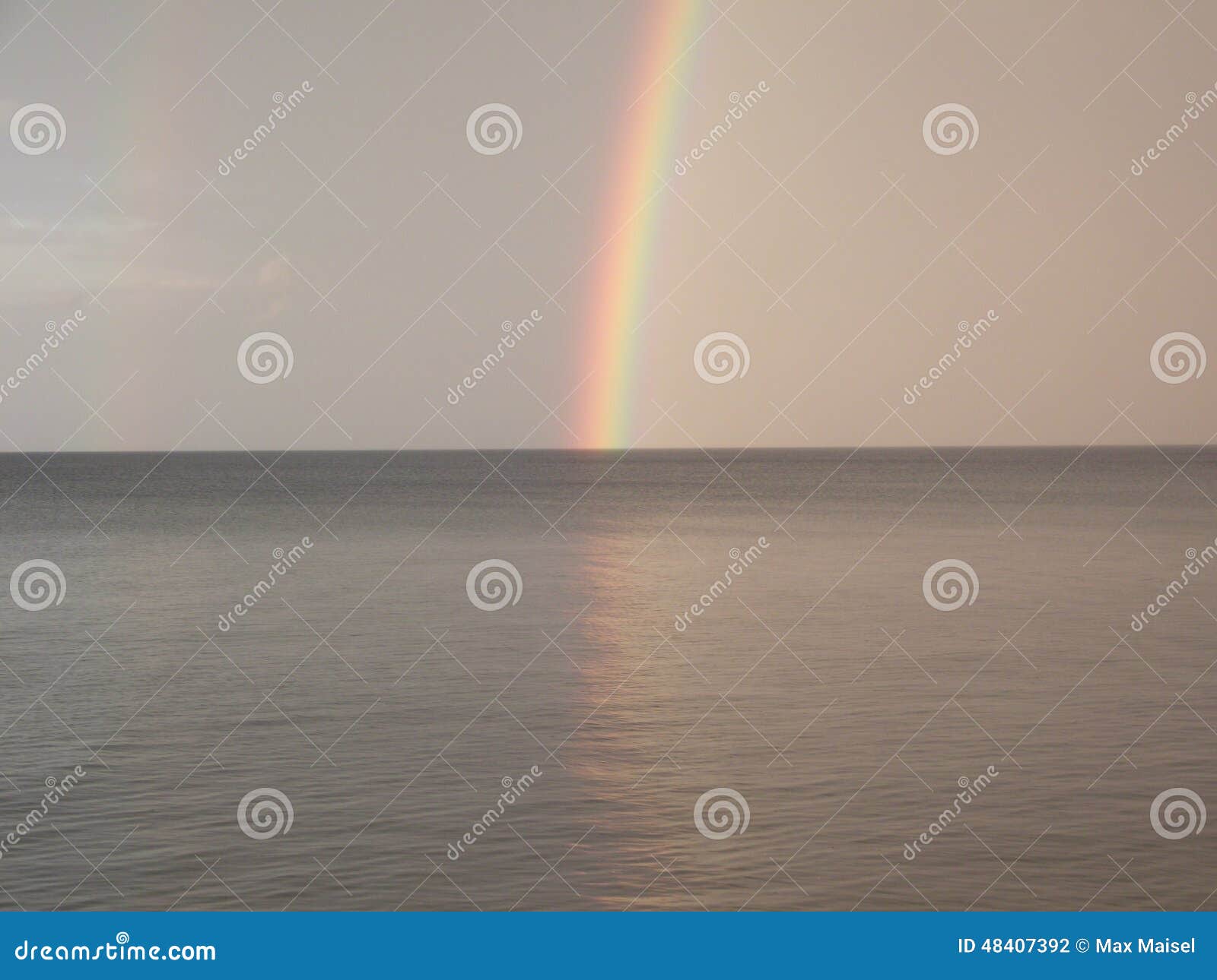 Основание радуги. Дно радуги над Lake Ontario Посмотрите крепко, и вы можете увидеть вторую радугу налево центральное одного