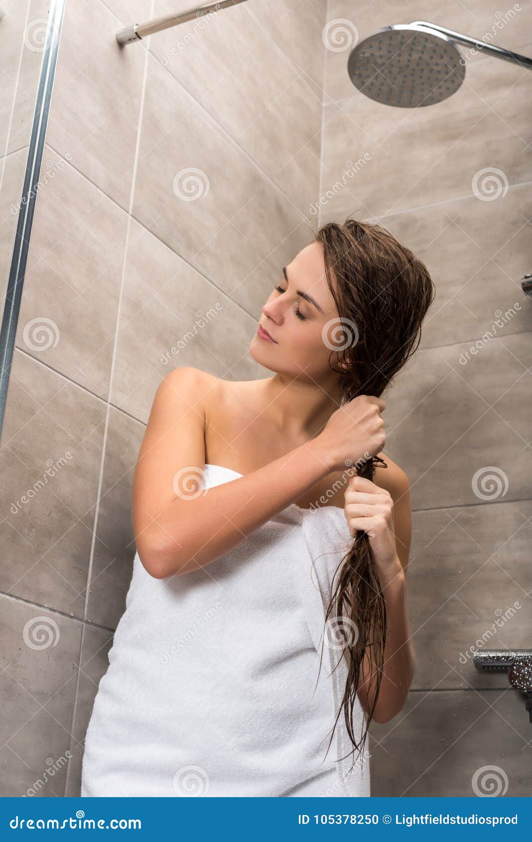 Женщина принимает душ