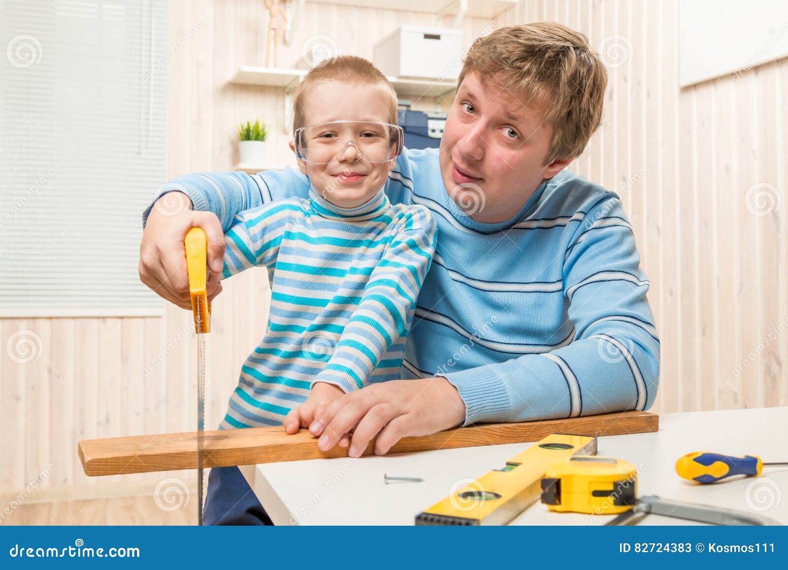 Отец учит мастерить своего сына
