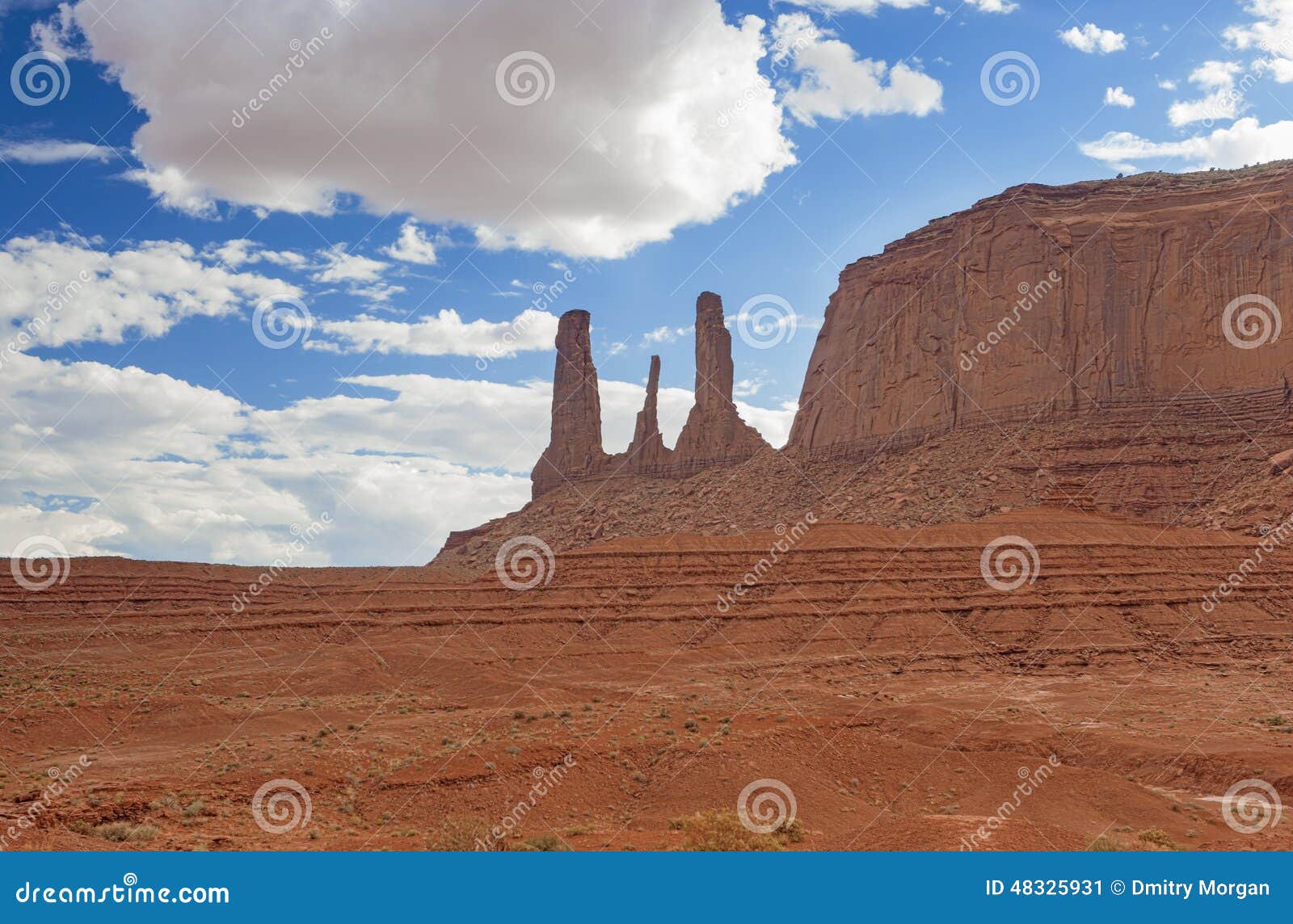 Очень известные и уникально 3 Buttes сестер в памятнике Vall. Очень известные и уникально 3 Buttes сестер в долине памятника в положении Юты, США Горизонтальный состав изображения