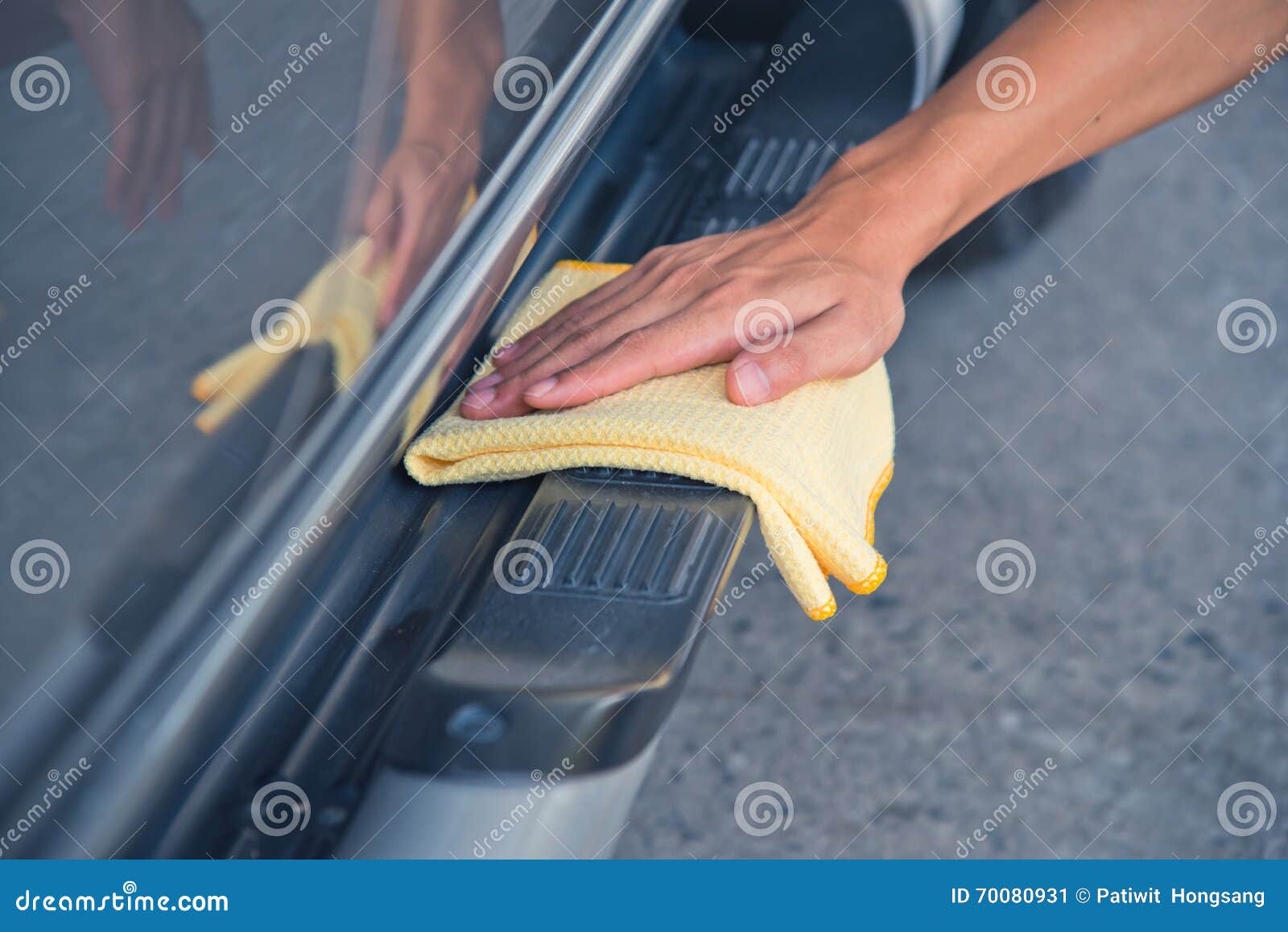 Очищать автомобиль. Вручите wipe очищая автомобиль с желтой тканью microfiber