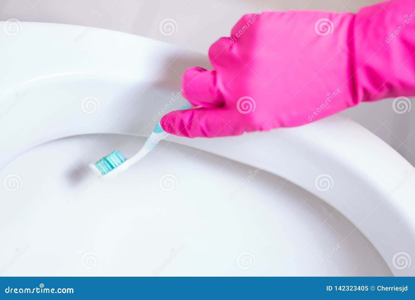 Чистит унитаз зубной щеткой ингаляторы для астматиков аллергиков