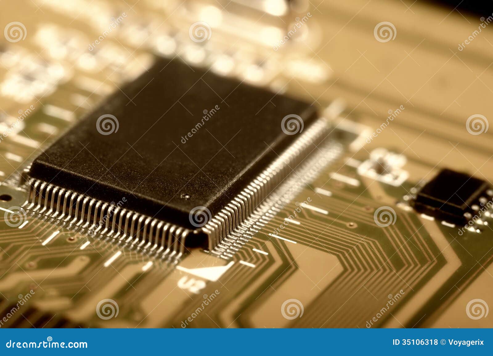 Плата с печатным монтажом с электрическими деталями Стоковое Фото ...