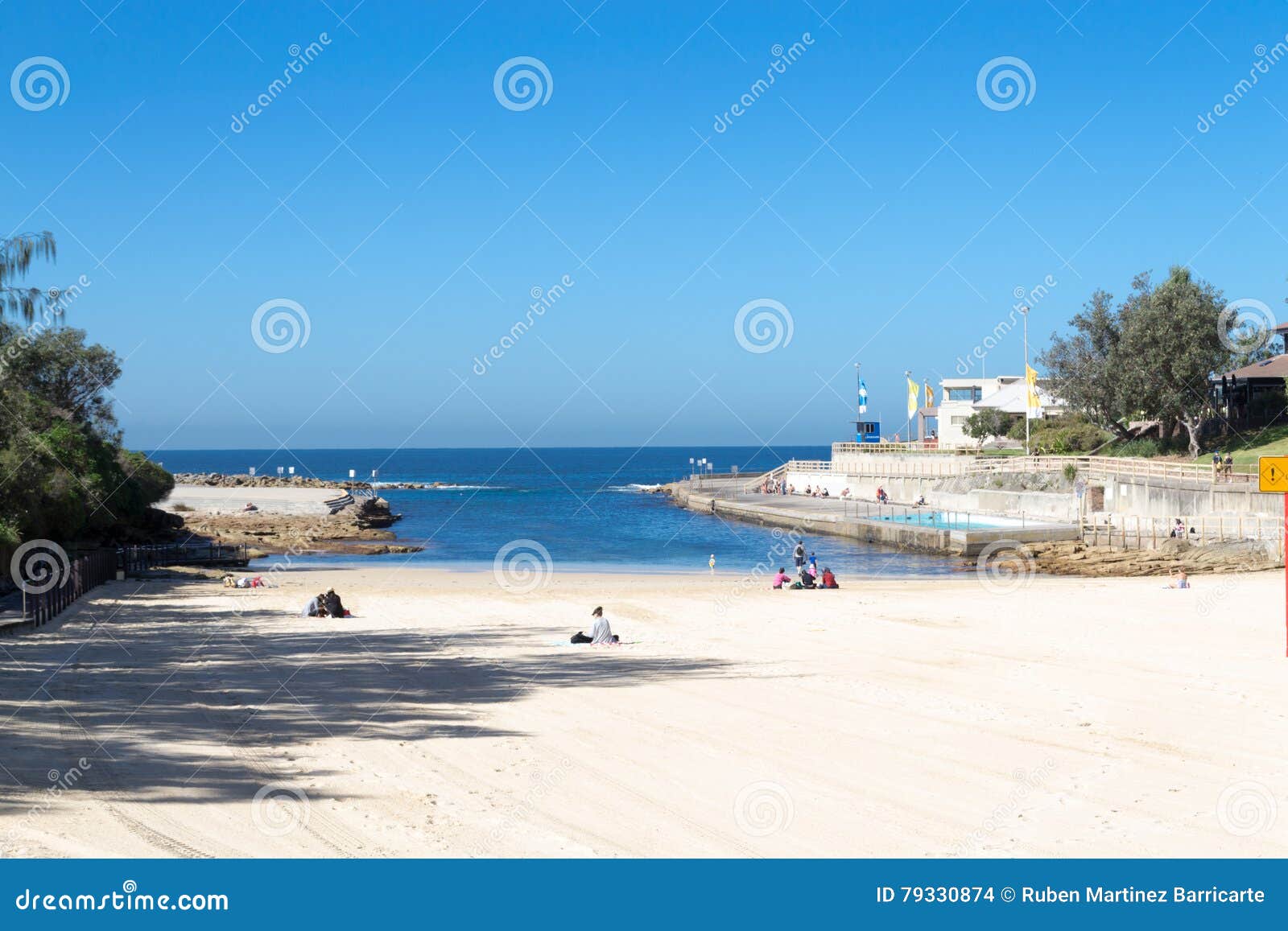 Пляж Clovelly в Сиднее. Bondi к прогулке Coogee длинные 6 km расположенное в пригородах Sydneys восточных