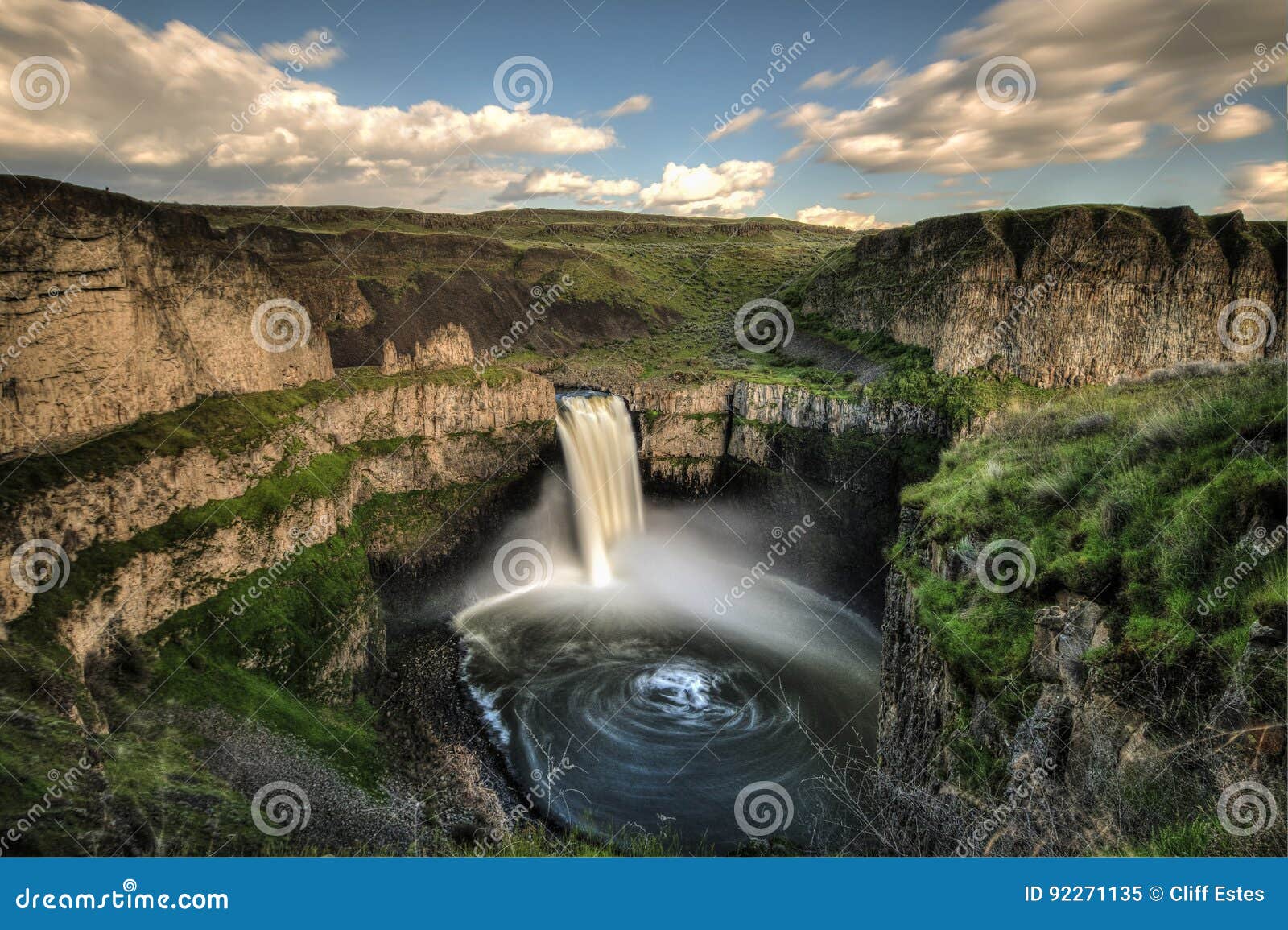 падает palouse. Промежуток времени Palouse понижается, WA, показывая завихряясь картину воды под падениями