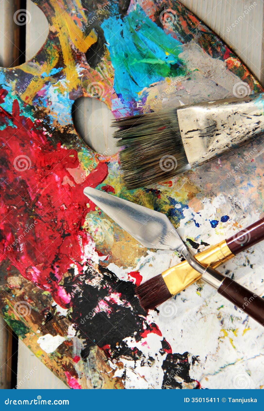 Палитра искусства и смешивание paintbrushes. Палитра и щетки искусства с много яркими цветами