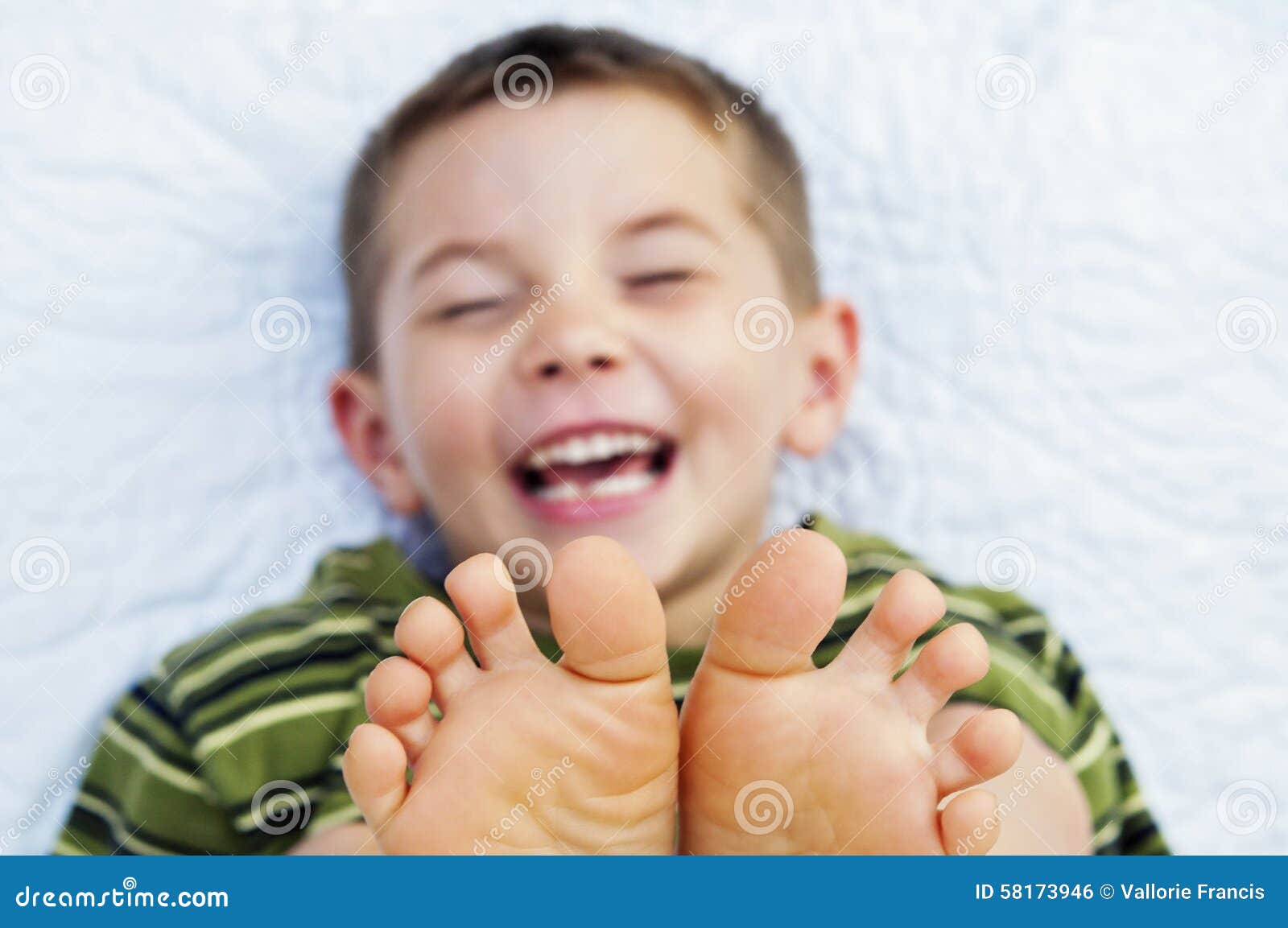 Пальцы ноги босых ног стороны ребенка мальчика Стоковое Фото ...