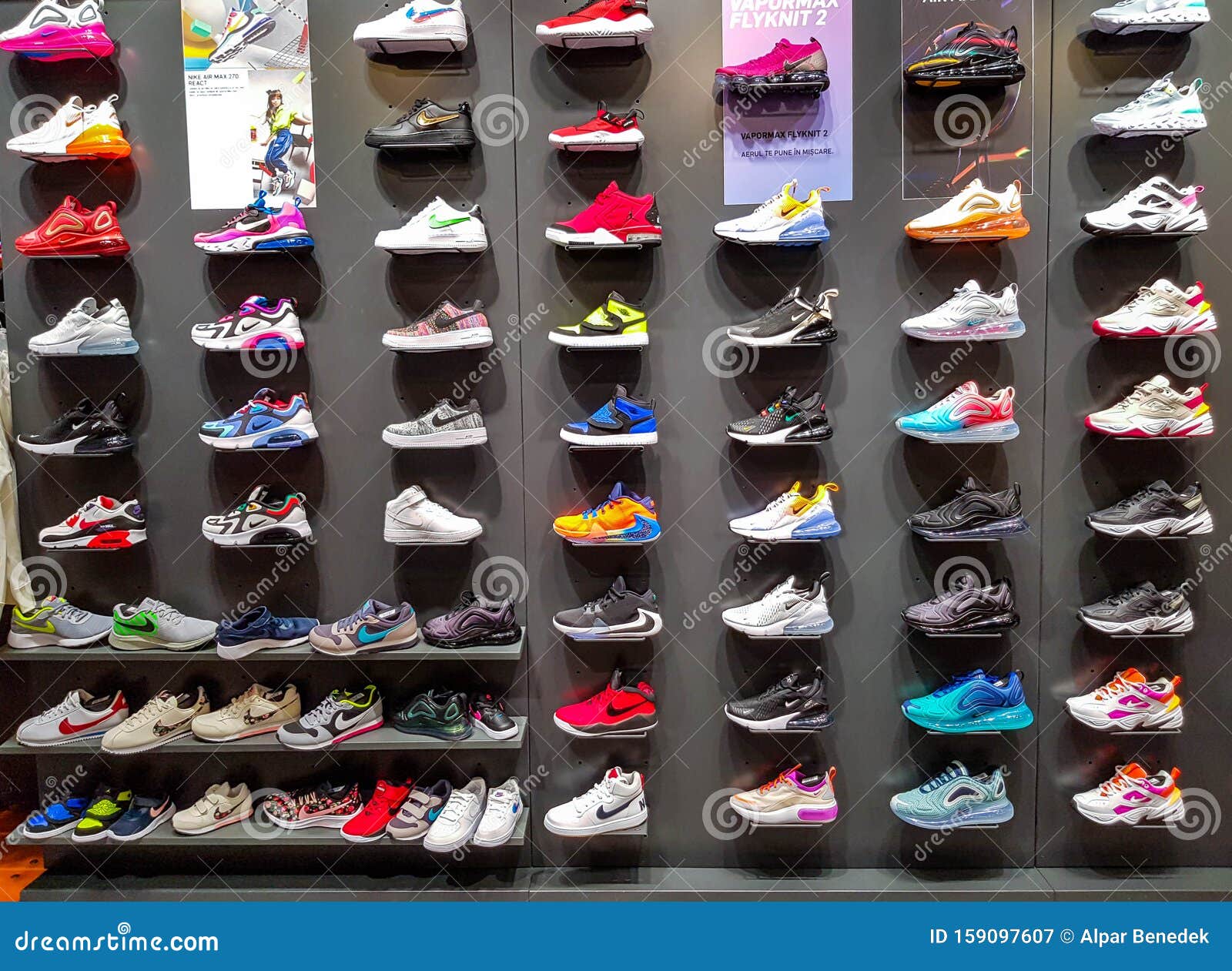 Пайк спортивные ботинки в ряд в местном торговом центре Редакционное