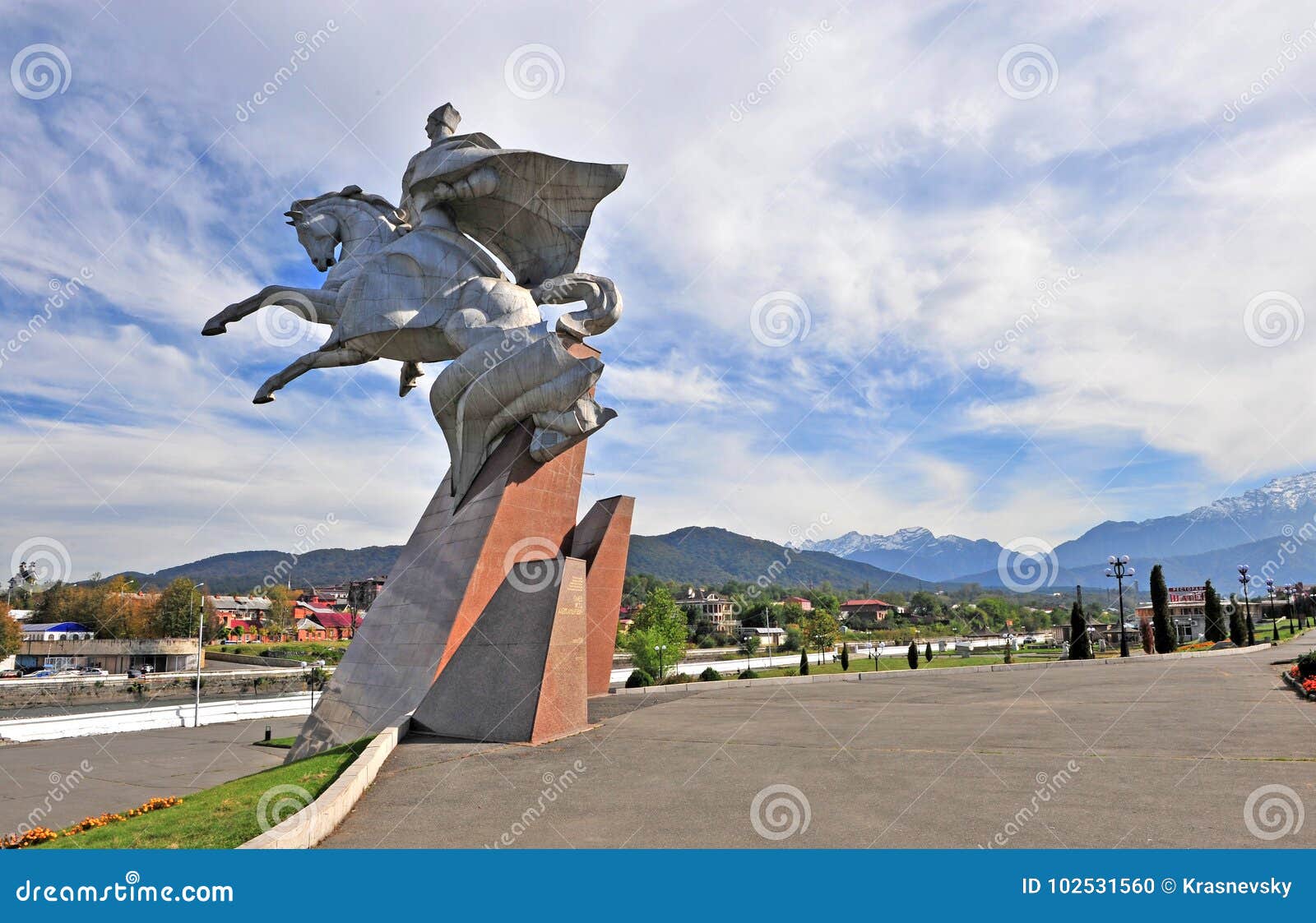 Памятник в центре Владикавказа