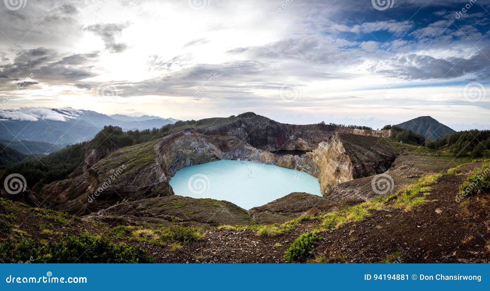 Панорамный взгляд озер кратера Kelimutu в равенстве соотечественника Kelimutu. Панорамный взгляд озер кратера Kelimutu в национальном парке Kelimutu, Moni, острове Flores, Индонезии