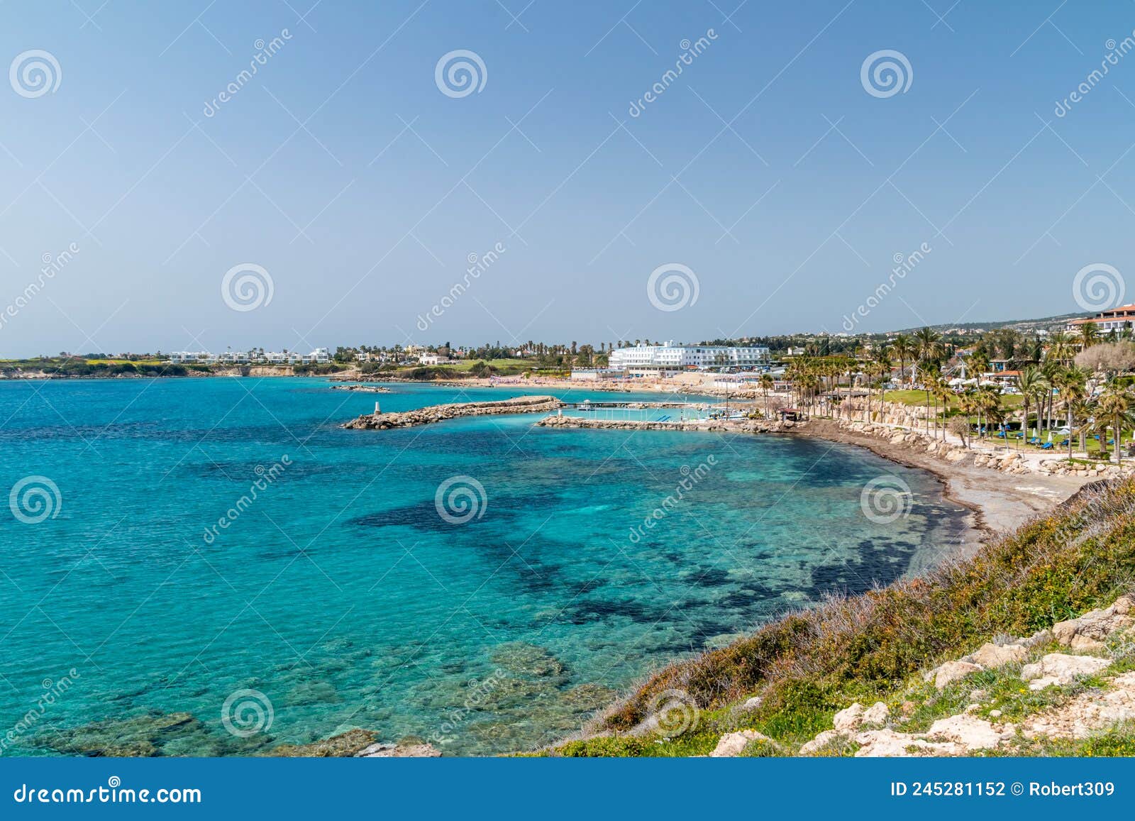 панорамный вид на залив на Средиземном море на Кипре. вид с пляжем ...