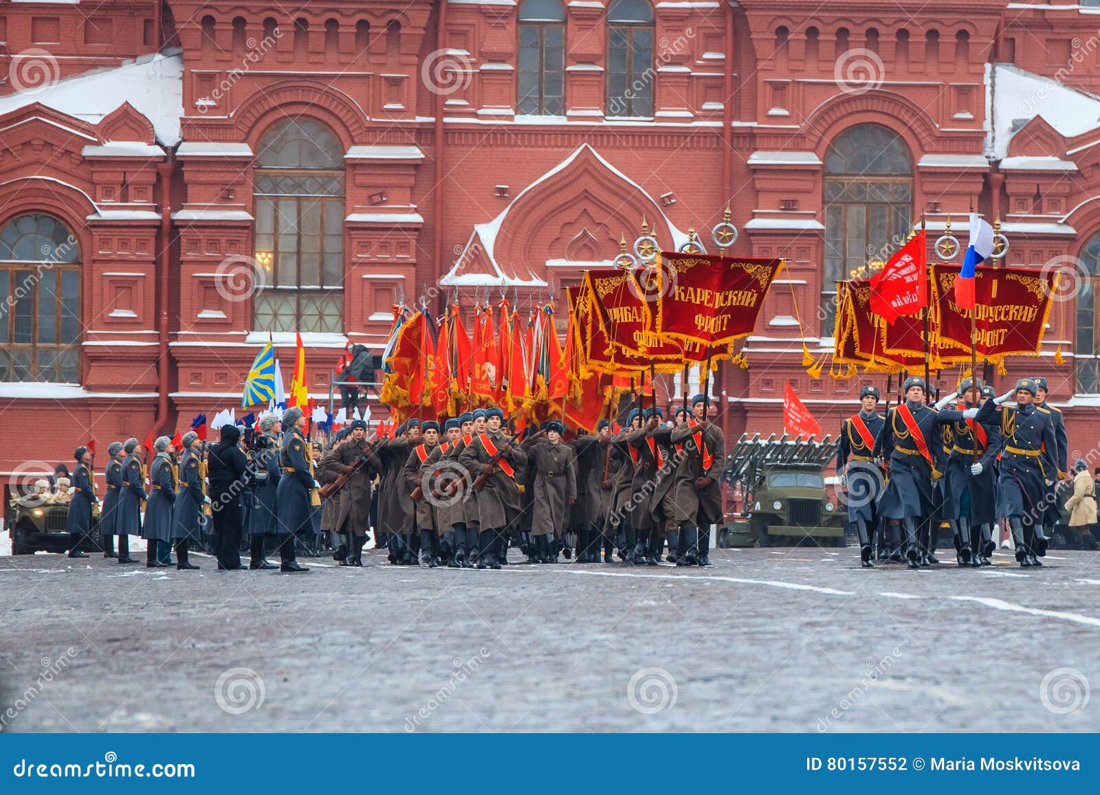 МОСКВА, РОССИЯ - 7-ОЕ НОЯБРЯ 2016: Парад предназначил к 7-ое ноября 1941 на красной площади в Москве 75th годовщина