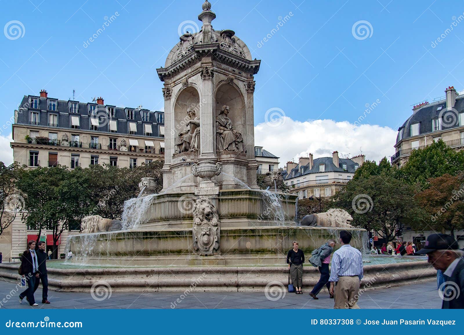 ПАРИЖ ФРАНЦИЯ около апрель 2016 Фонтан в квадрате Святого Sulpice