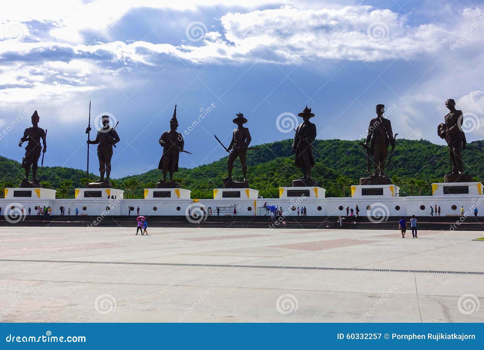 Парк Ratchapakdi, Таиланд. Парк Ratchapakdi, парк 7 гигантов прославленных тайских королей, расположен в районе HuaHin, Prachuap Khiri Khan, Таиланде Парк был получен контракт тайской армией для того чтобы удостоить прошлых тайских монархов Оно официально было раскрыто 12-ого сентября 2015