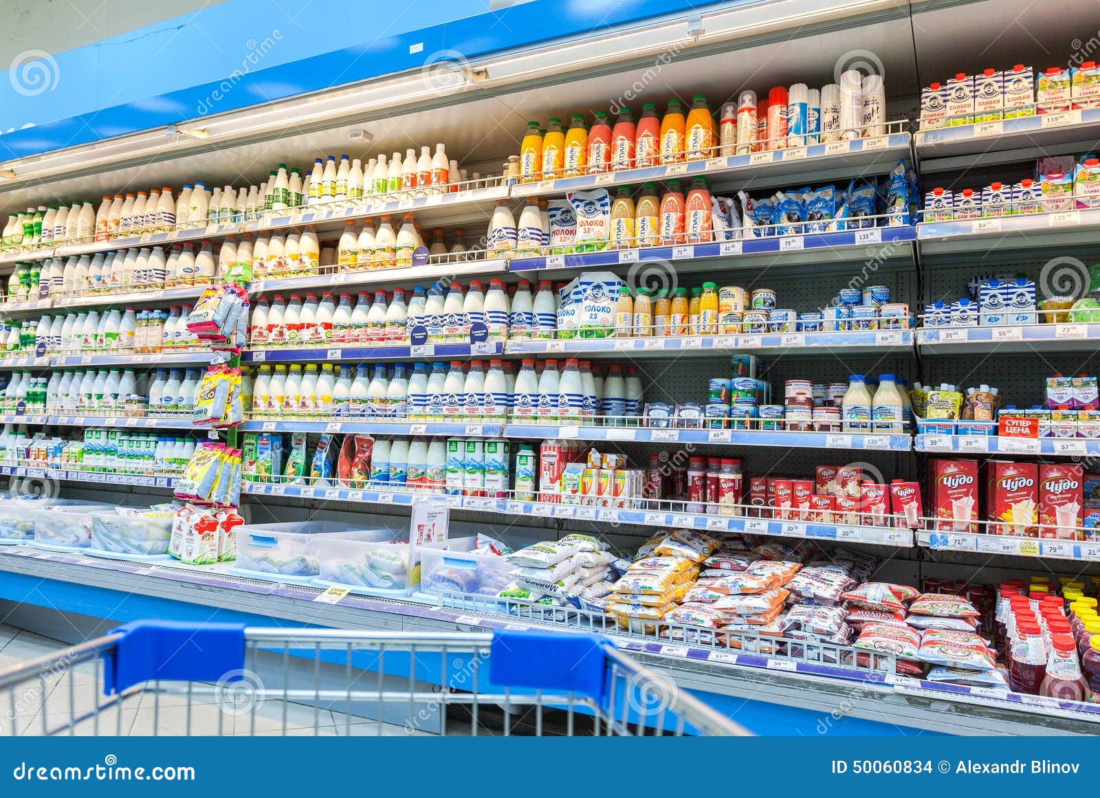 выкладка молочной продукции в магазине фото