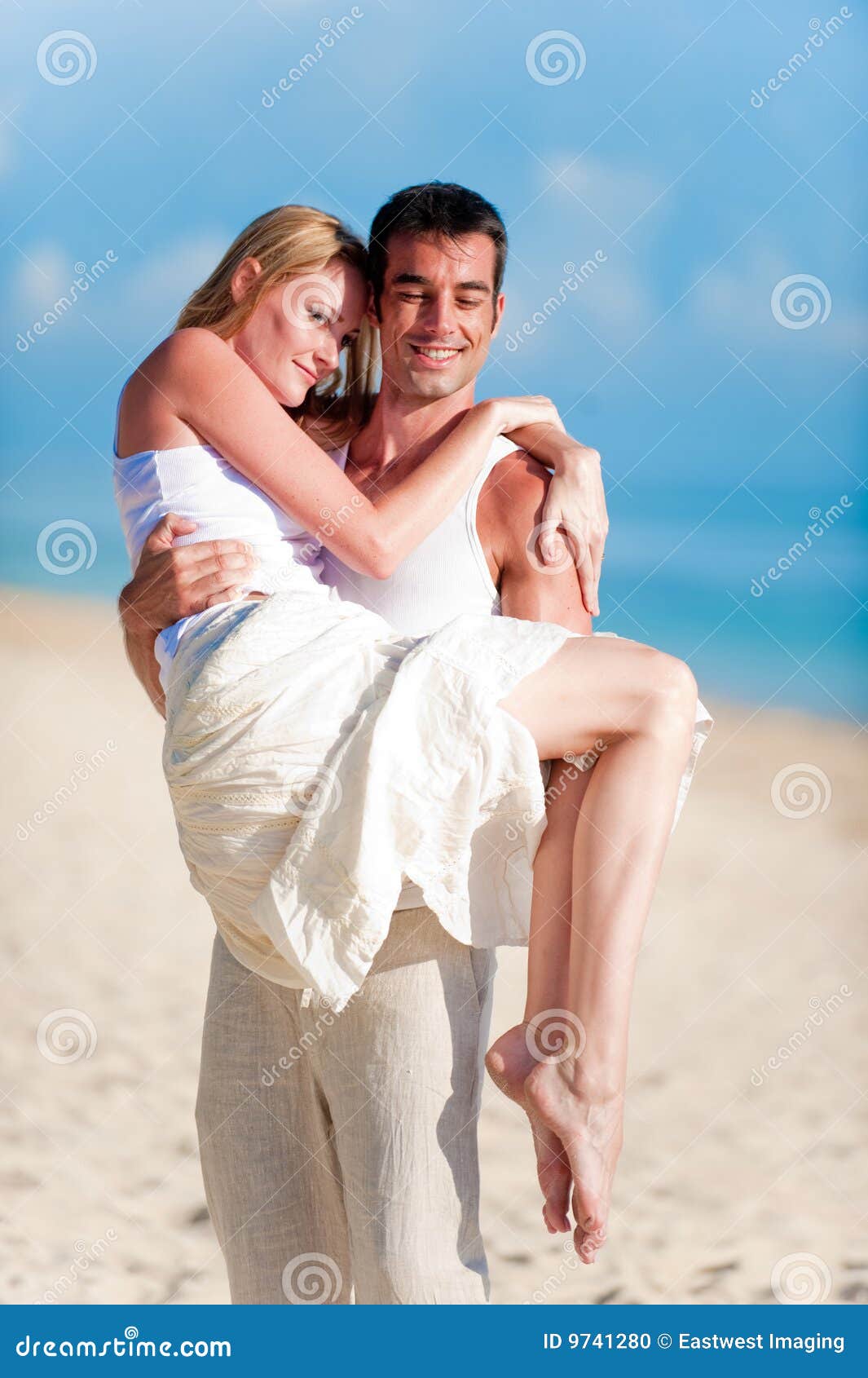 Пары на пляже. Симпатичная пара ослабляя пляжем на каникуле