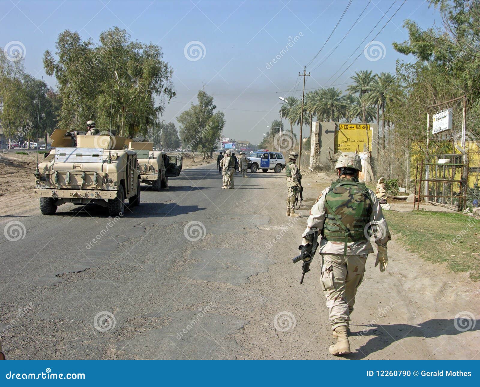 патруль baghdad. воины возвращения патруля humvee baghdad их до 2