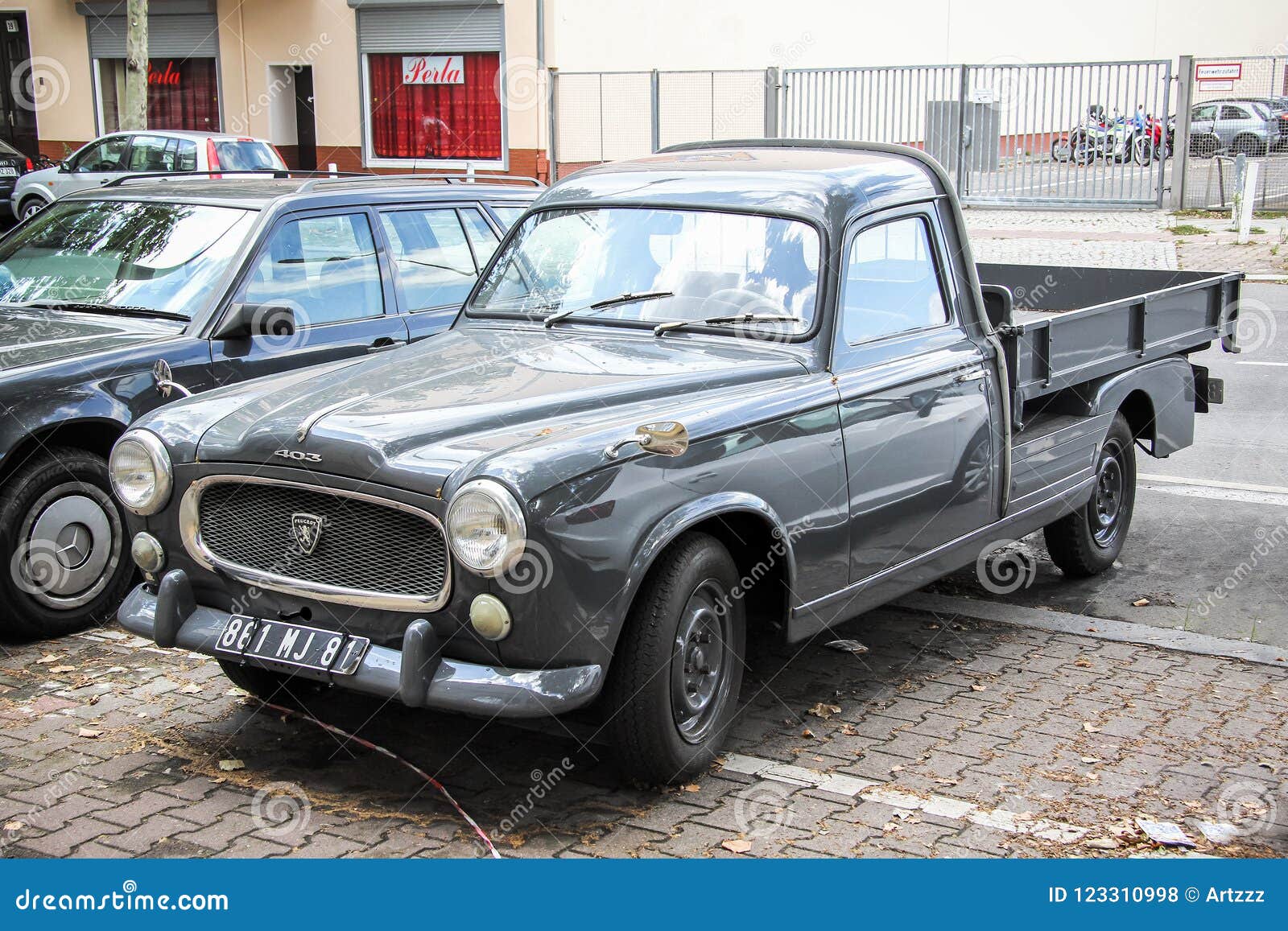 Пежо 403 редакционное стоковое фото. изображение насчитывающей груз ...