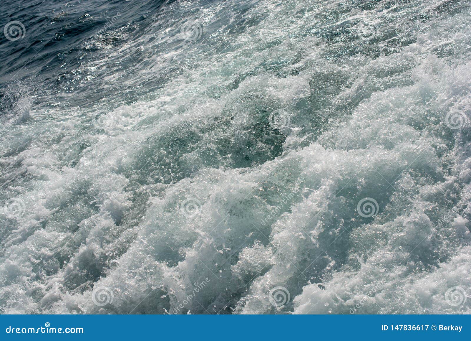 Пена и пена в море стоковое изображение. изображение насчитывающей ...