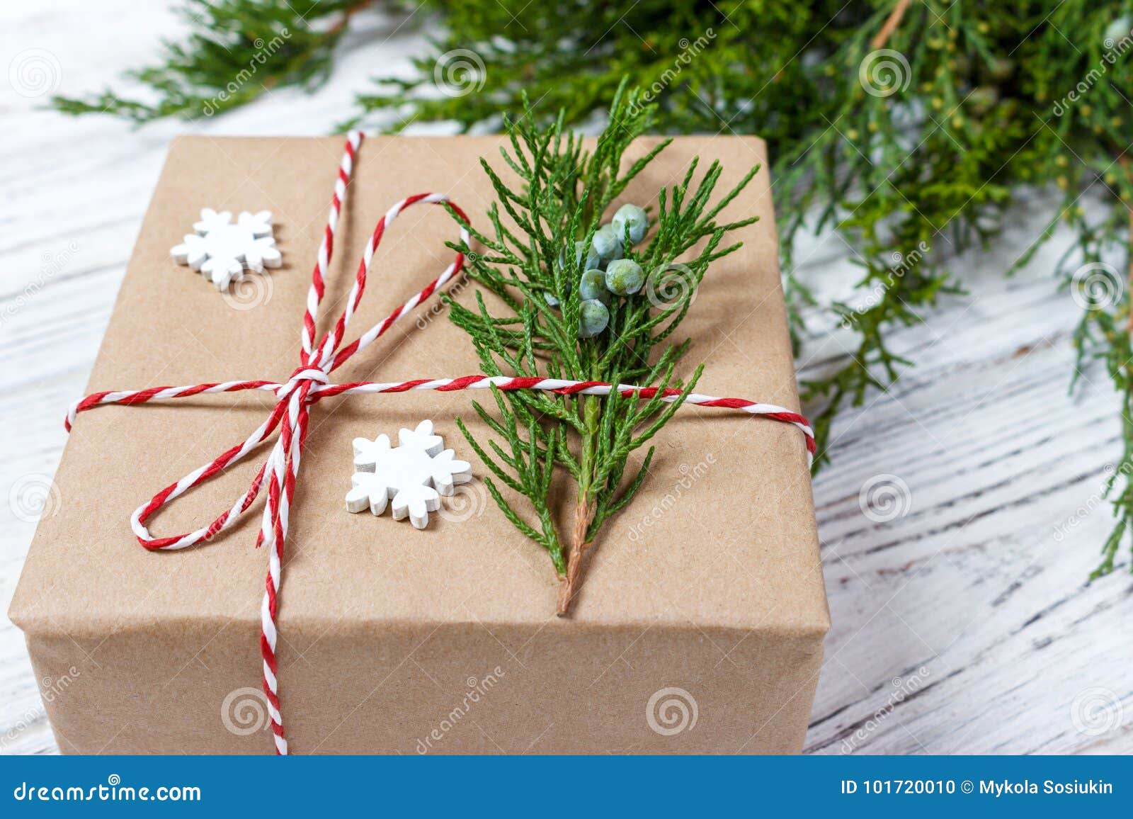 Первоклассная коробка подарков рождества представляет на коричневой бумаге