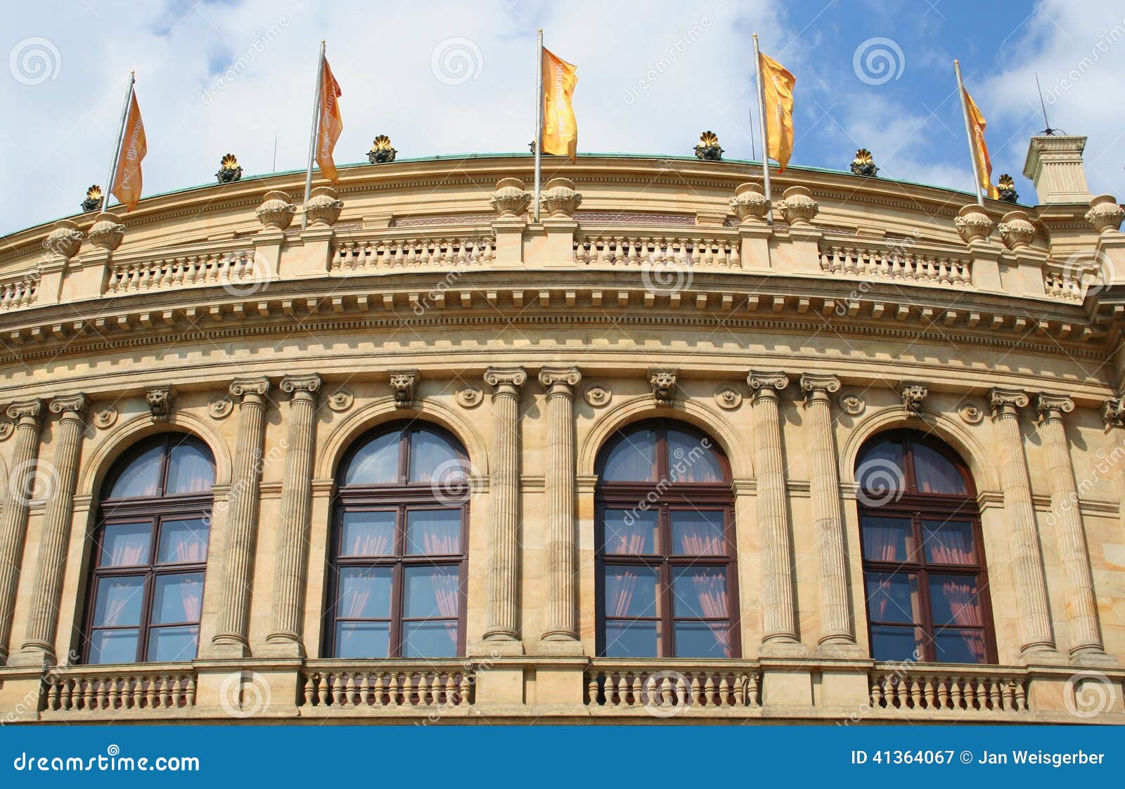 Передняя деталь места дворца Rudolfinum в чехии. Передняя деталь дворца Rudolphinum, старая архитектура, расположенная в чехию