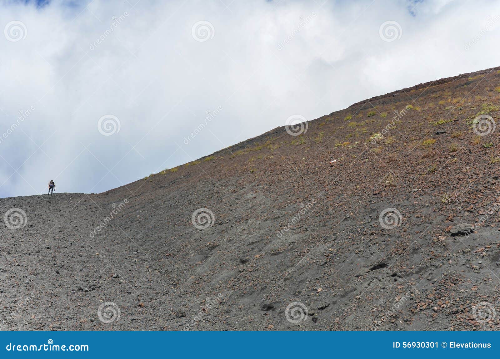 Персона взбираясь на кратере Mount Etna Vulcano Silvestri, Сицилии, Италии