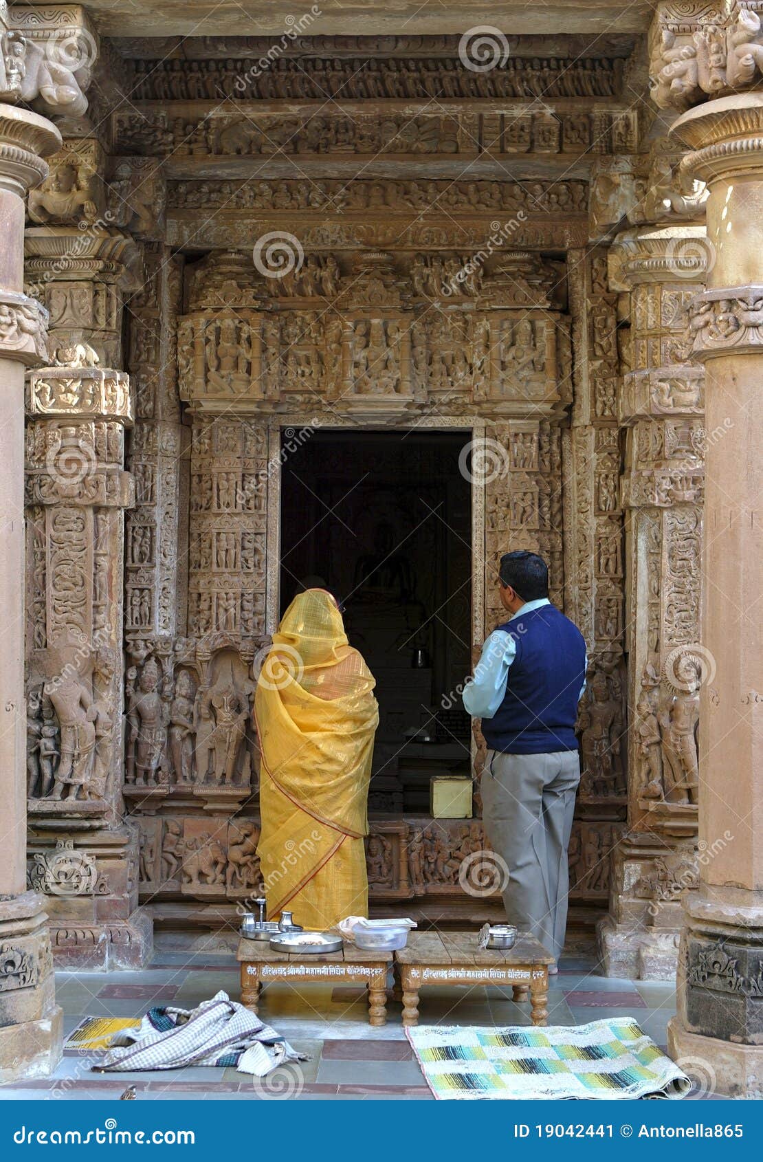 пилигримы khajuraho. группа заречья 620 назначений delhi chhatarpur эротичная известная имеет памятники madhya индусских километров khajuraho Индии индийских jain самые большие обнаруженные местонахождение средневековые большинств положения новой виски одного популярной скульптуры pradesh юговосточые их туристский городок