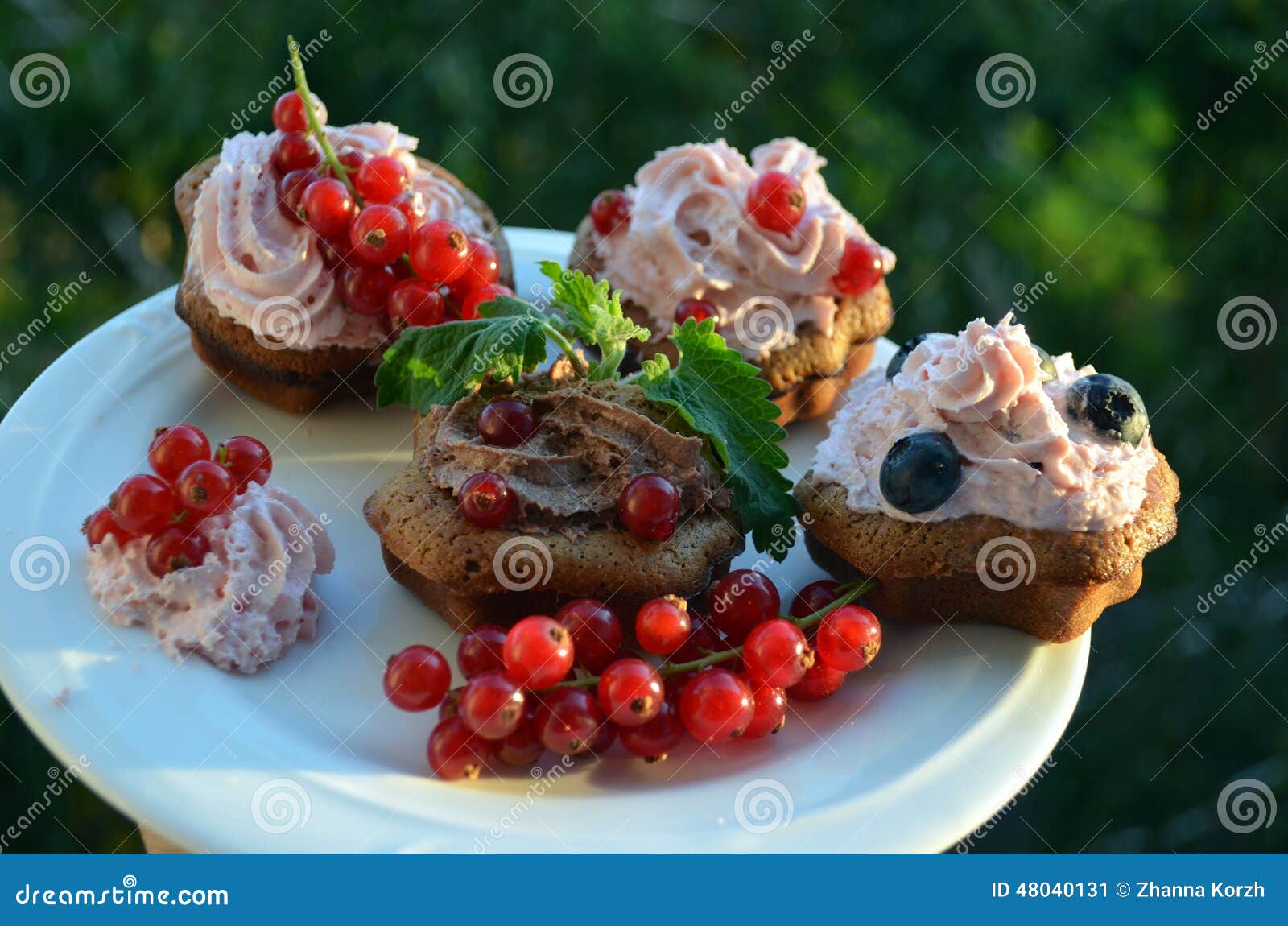 Пирожные шоколада с сливк и ягодами