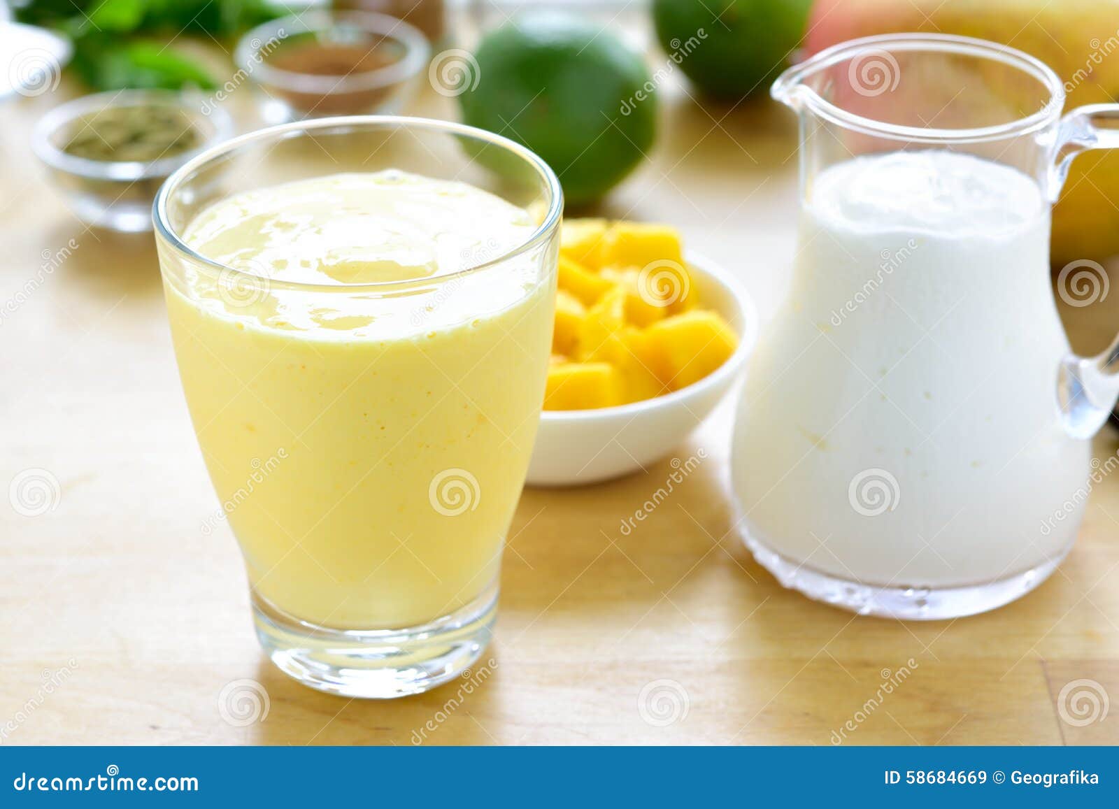 Питье smoothie lassi манго. Lassi манго Smoothie манго сделанный с манго и югуртом, югуртом Селективный фокус