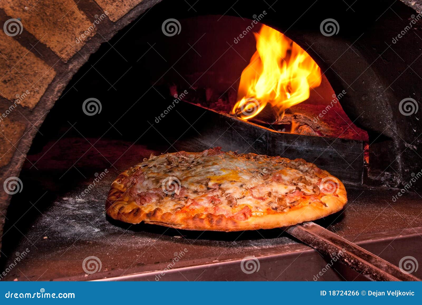пицца печи выпечки стоковое фото. изображение насчитывающей зарево .